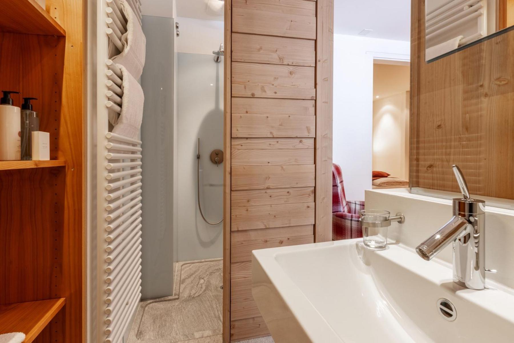 Junior Suite with Balcony - Photo 5