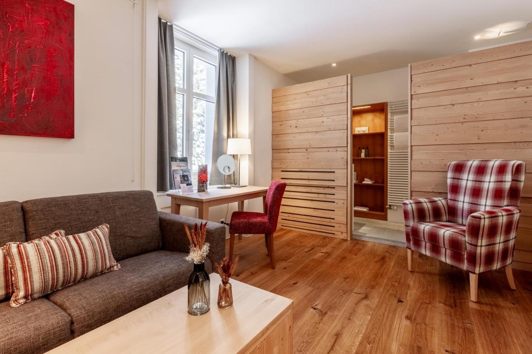 Junior Suite with Balcony - Photo 4