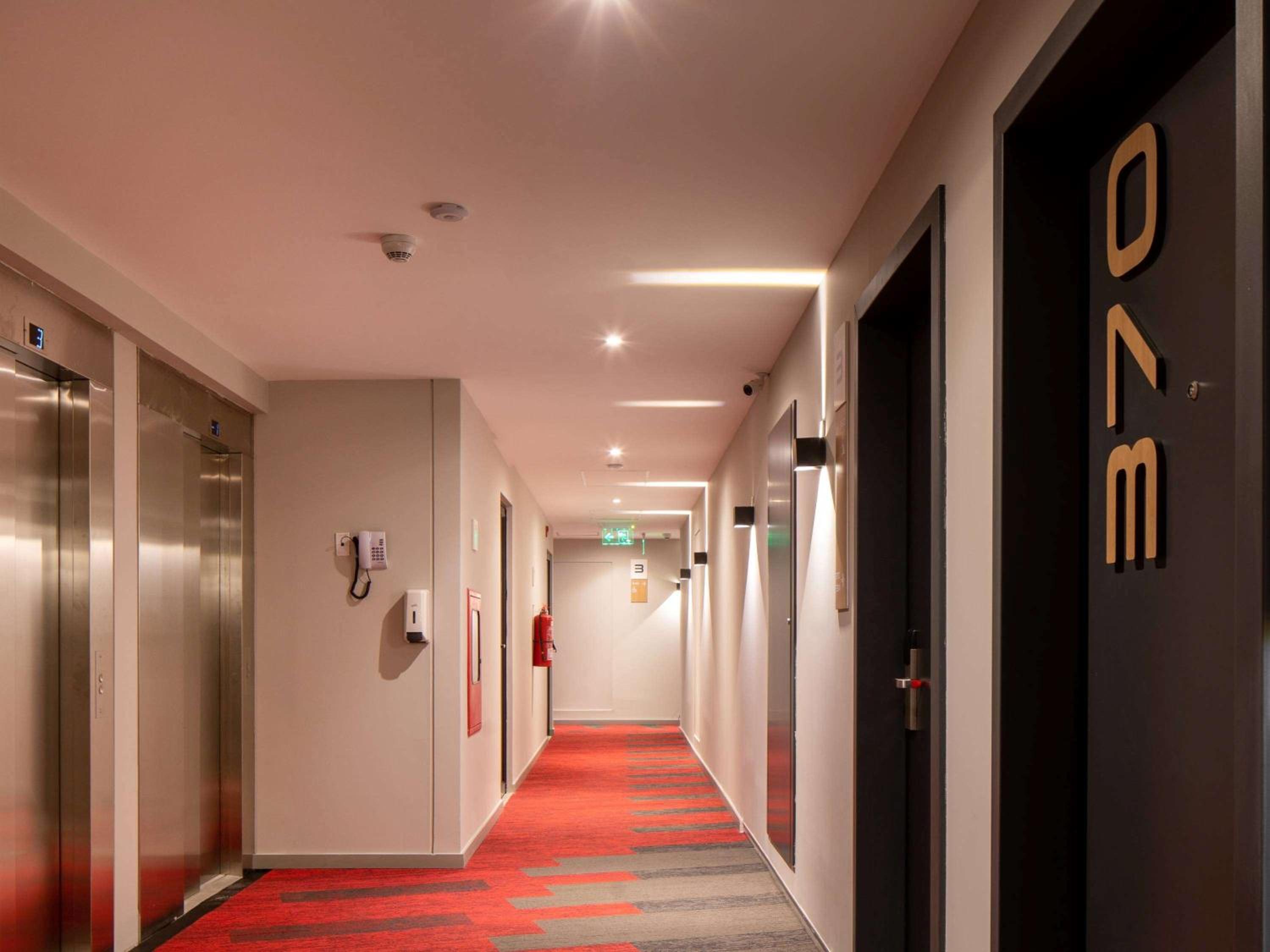 Standard Twin Room - Photo 4