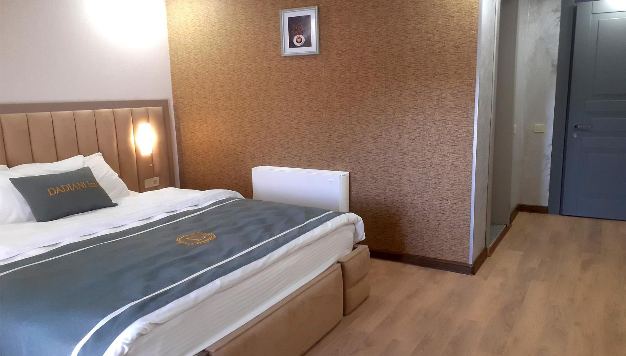 Queen Room photo 2