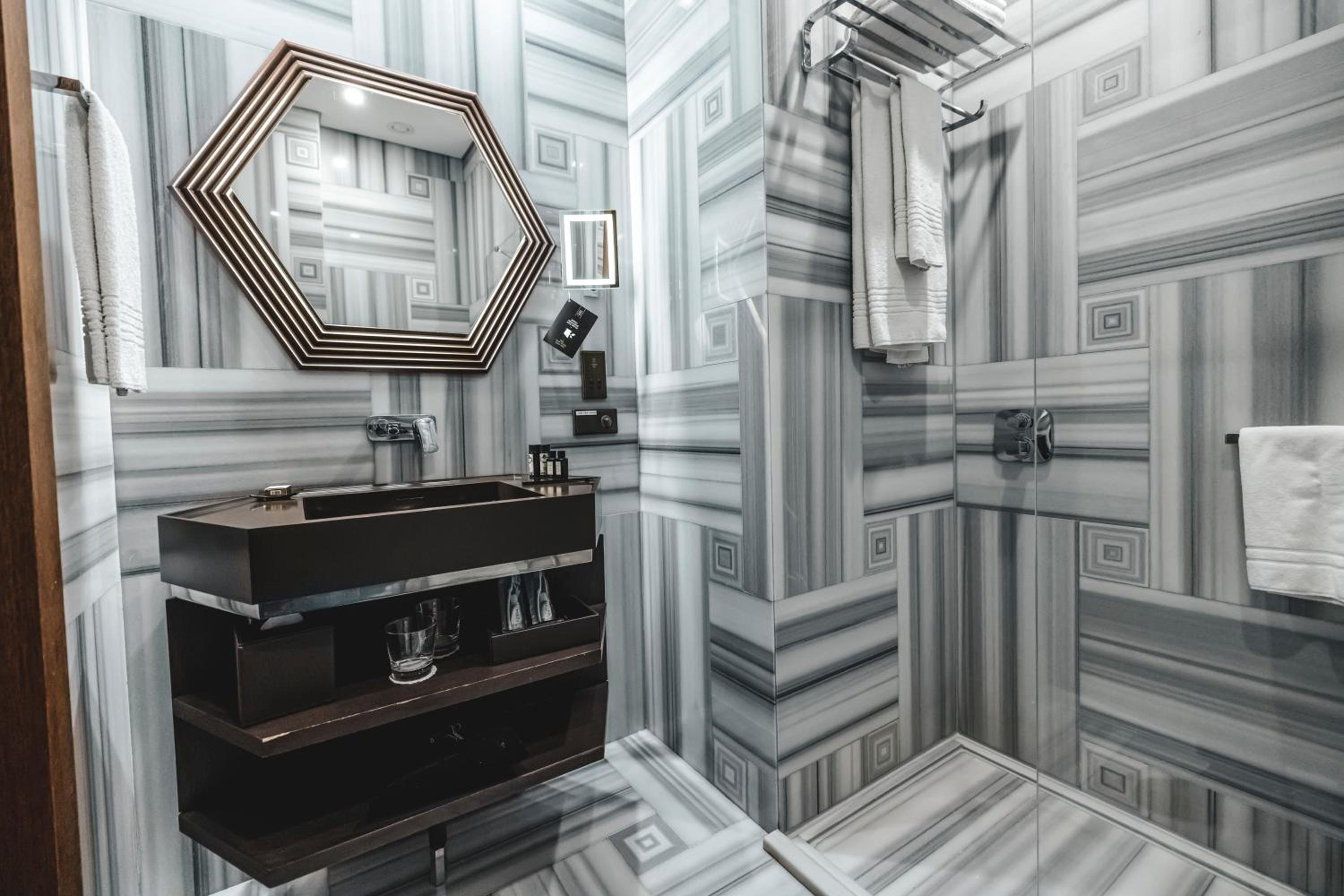 Superior King Room with Golden Horn View thumbnail 5