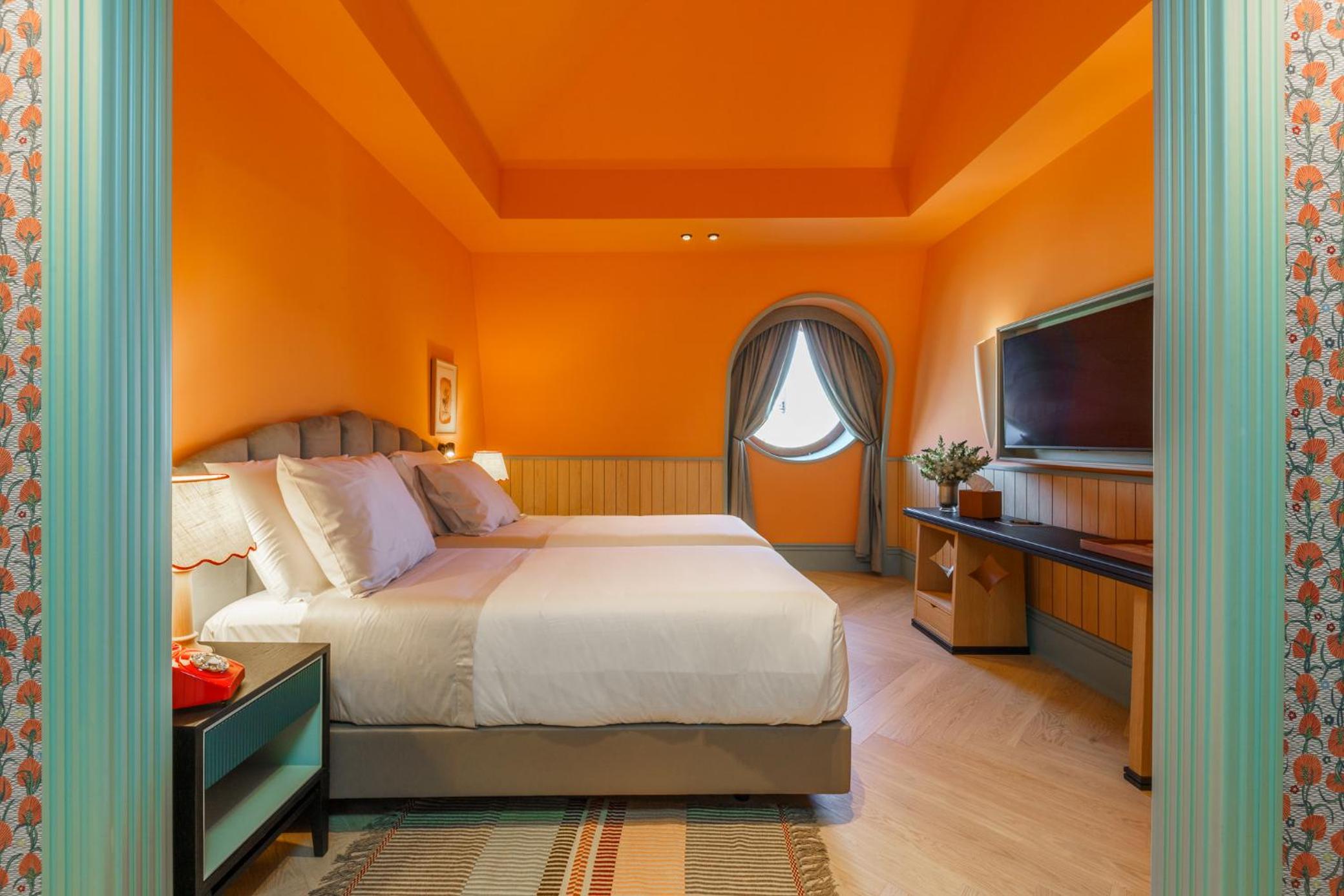 Superior Twin Room with Aliados View thumbnail 5