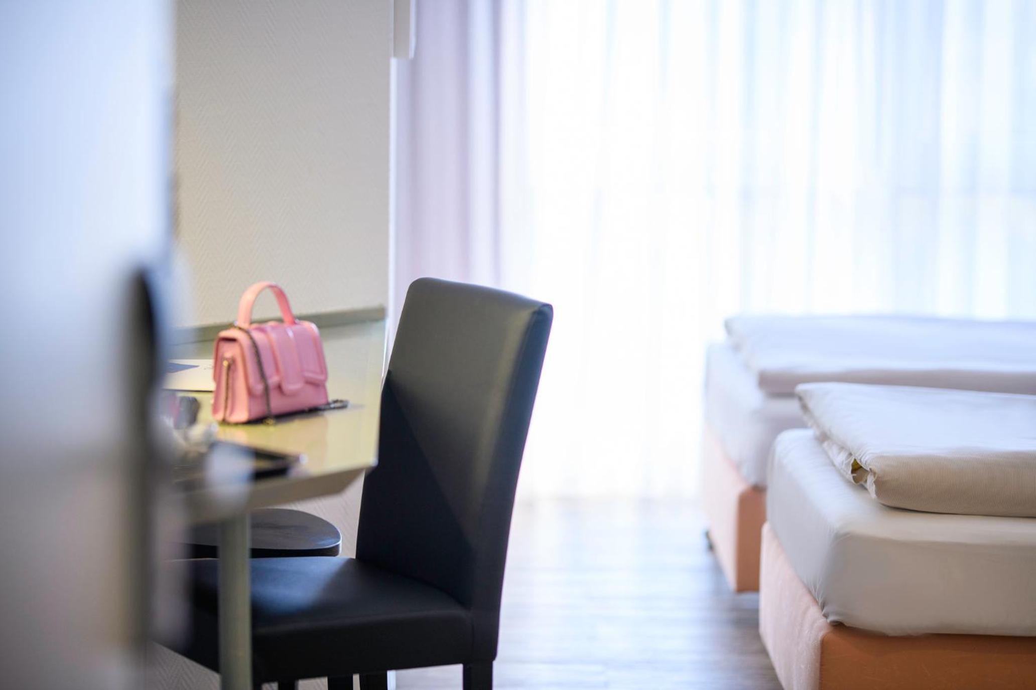 Standard Twin Room - Photo 15