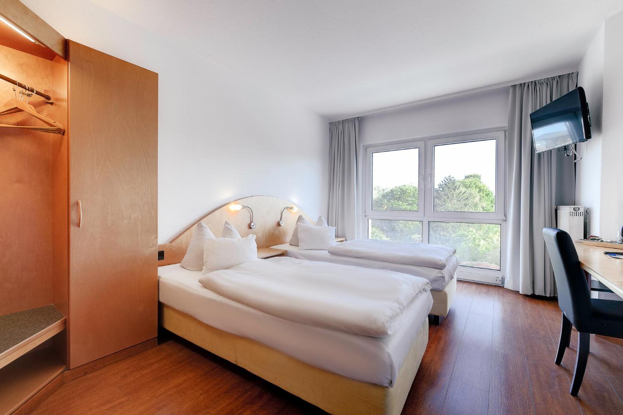 Standard Twin Room - Photo 22