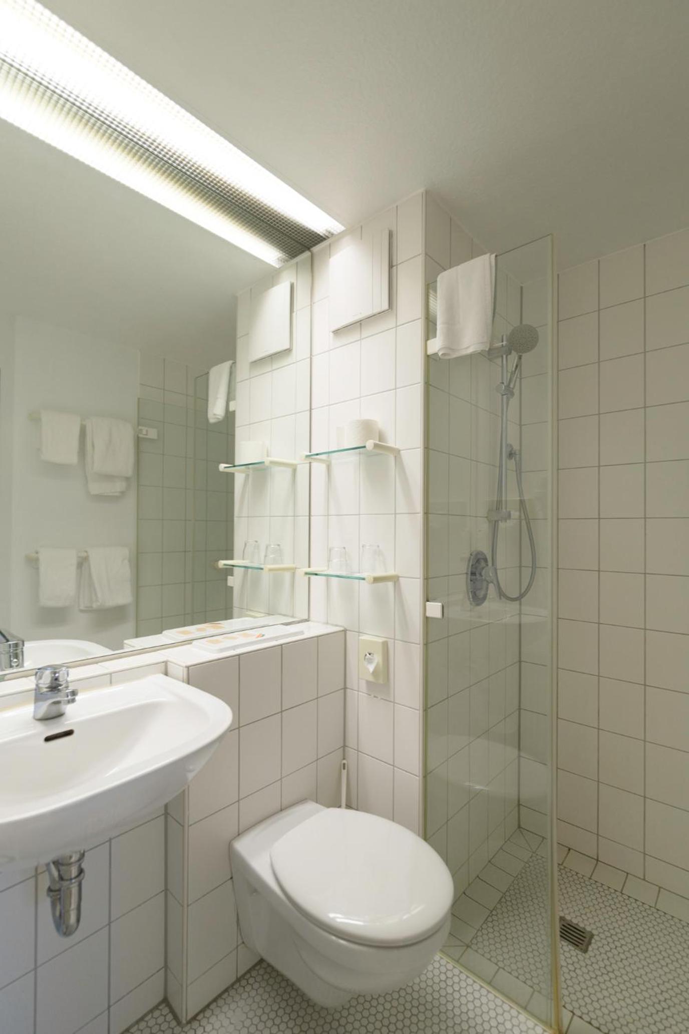 Standard King Room - Photo 5