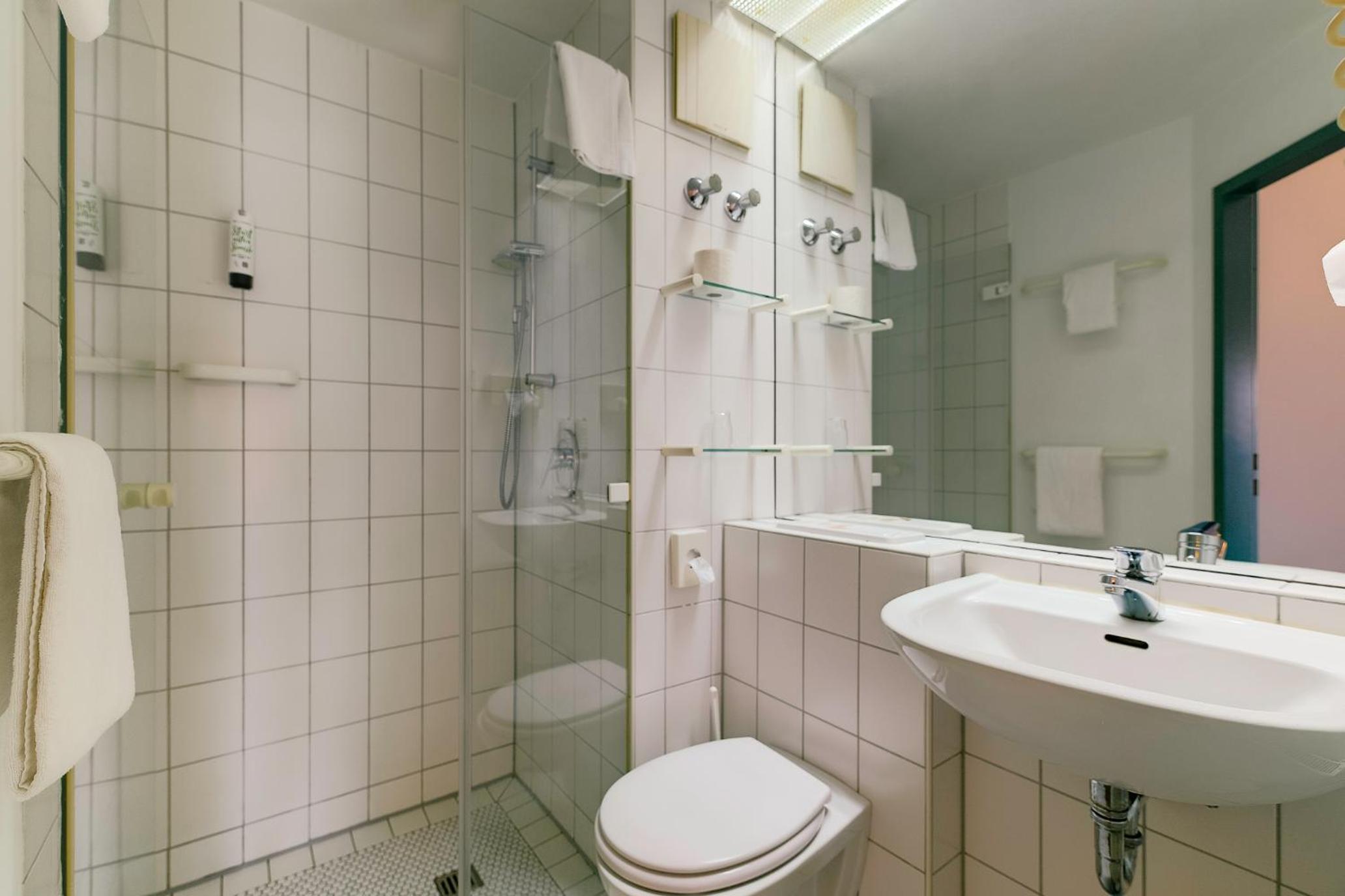 Standard King Room - Photo 6
