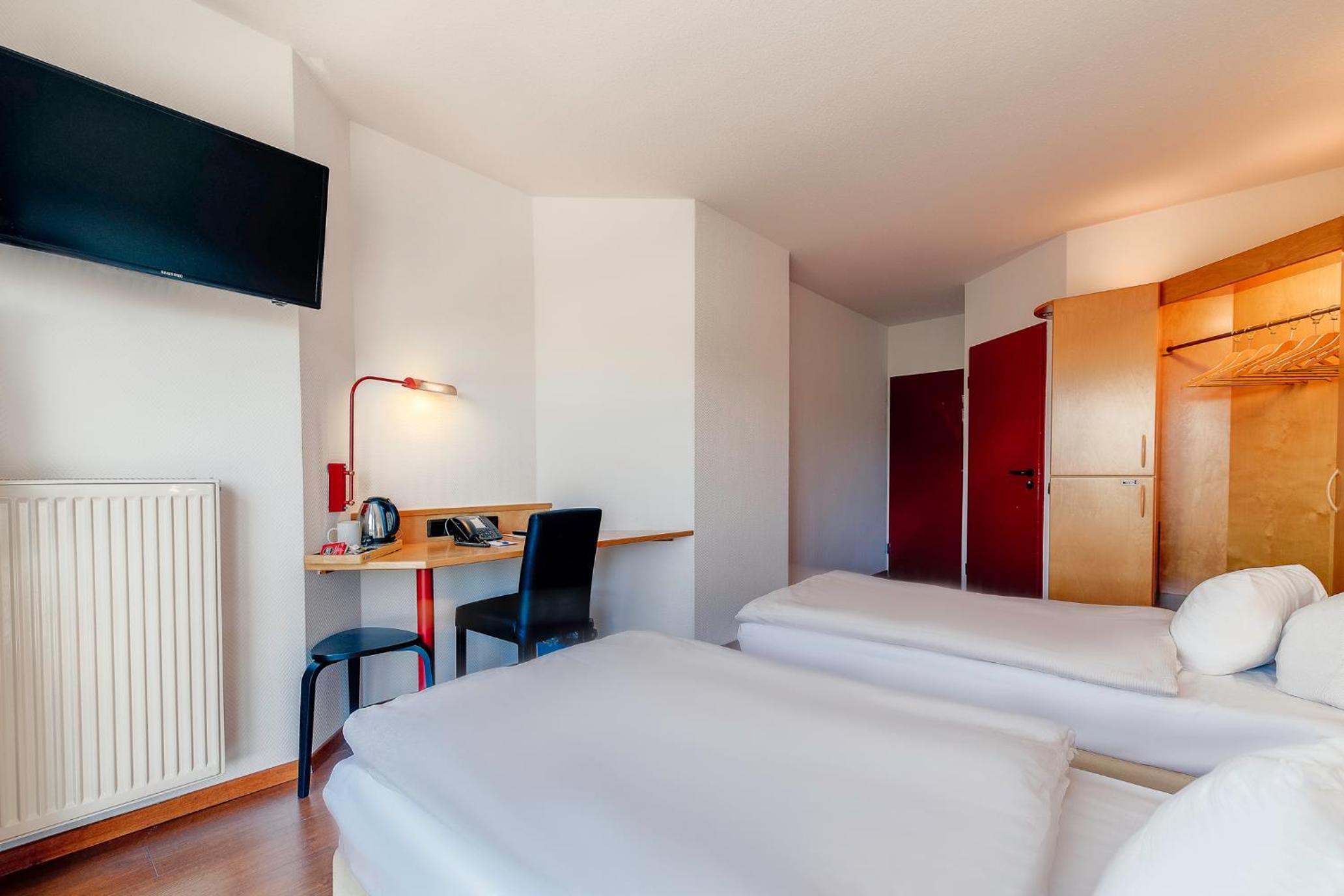 Standard Twin Room - Photo 2