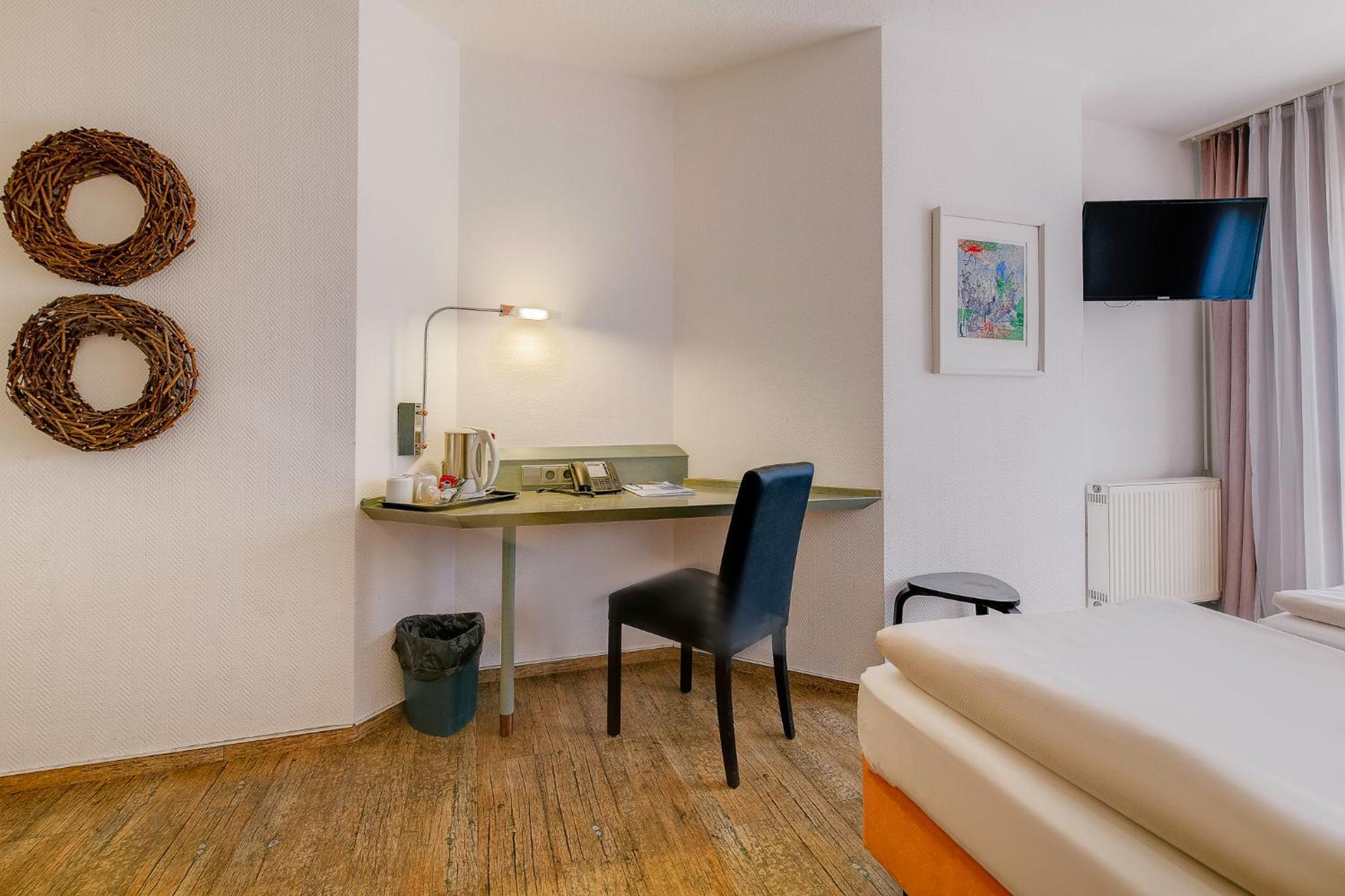 Standard Twin Room - Photo 9