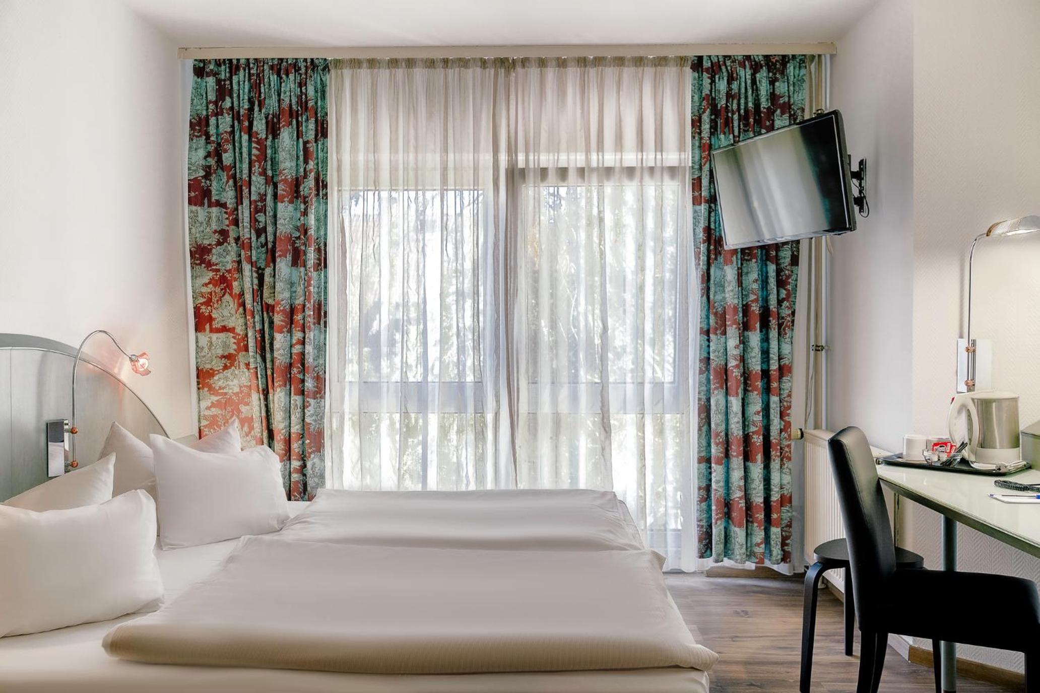 Standard King Room - Photo 8