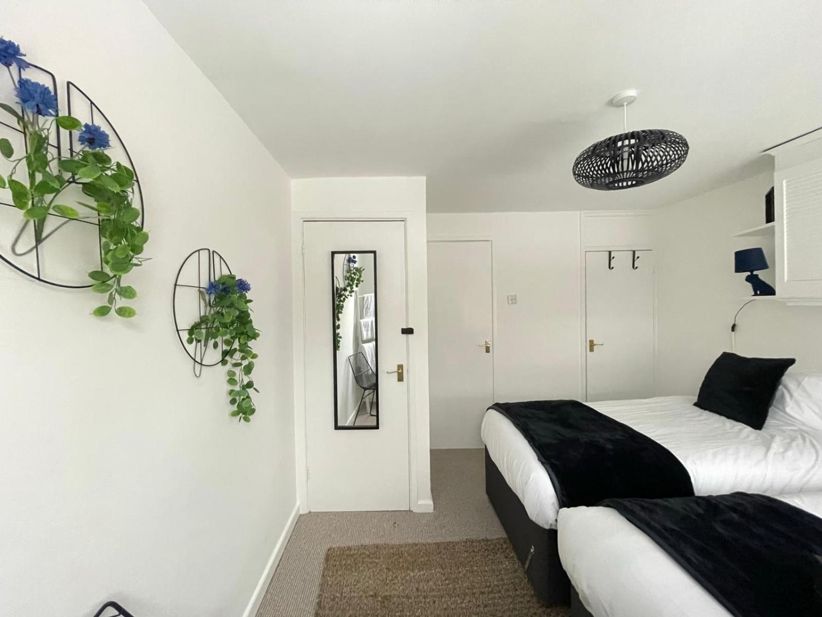 One-Bedroom Apartment photo 2