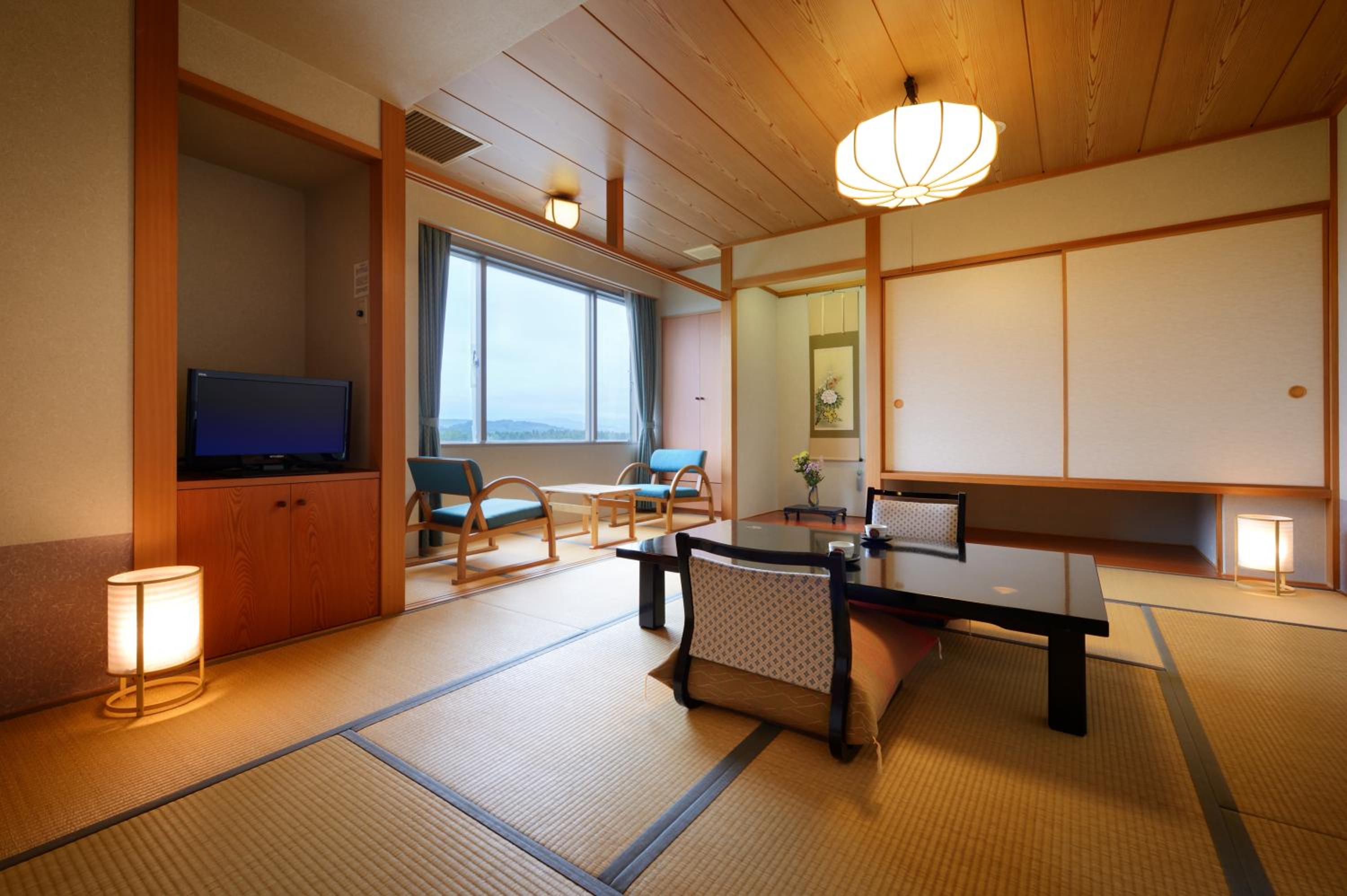Japanese-Style Quadruple Room with Mountain View photo 3