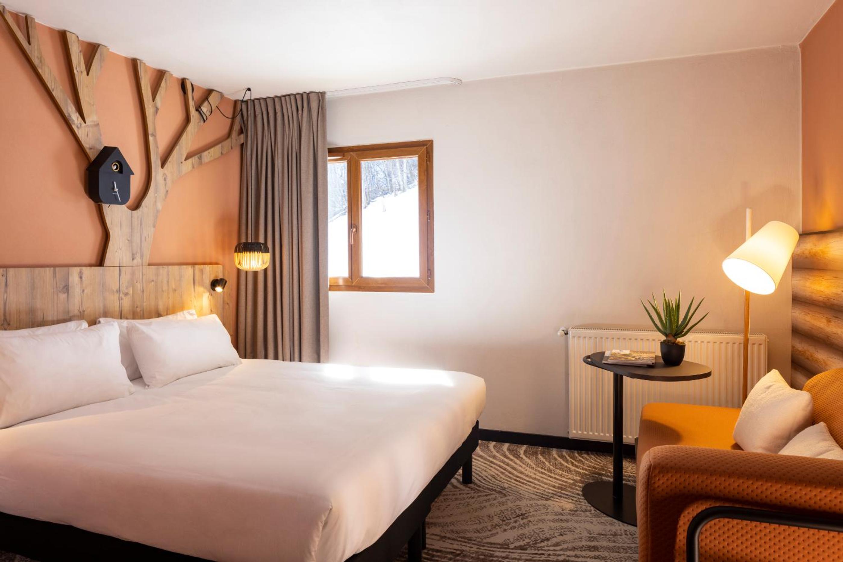 Triple Room with One Double Bed and Single Chaise Lounge or 3 Single Beds photo 1