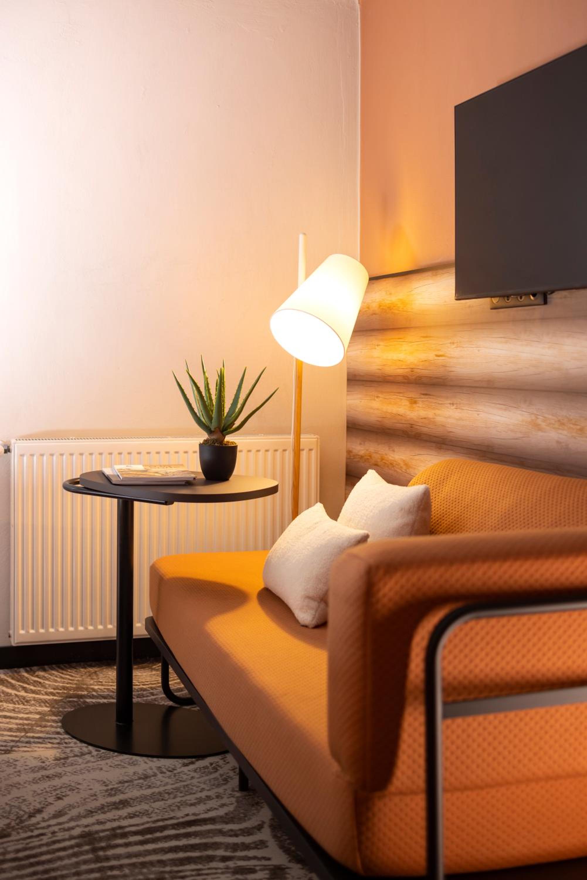Triple Room with One Double Bed and Single Chaise Lounge or 3 Single Beds photo 2