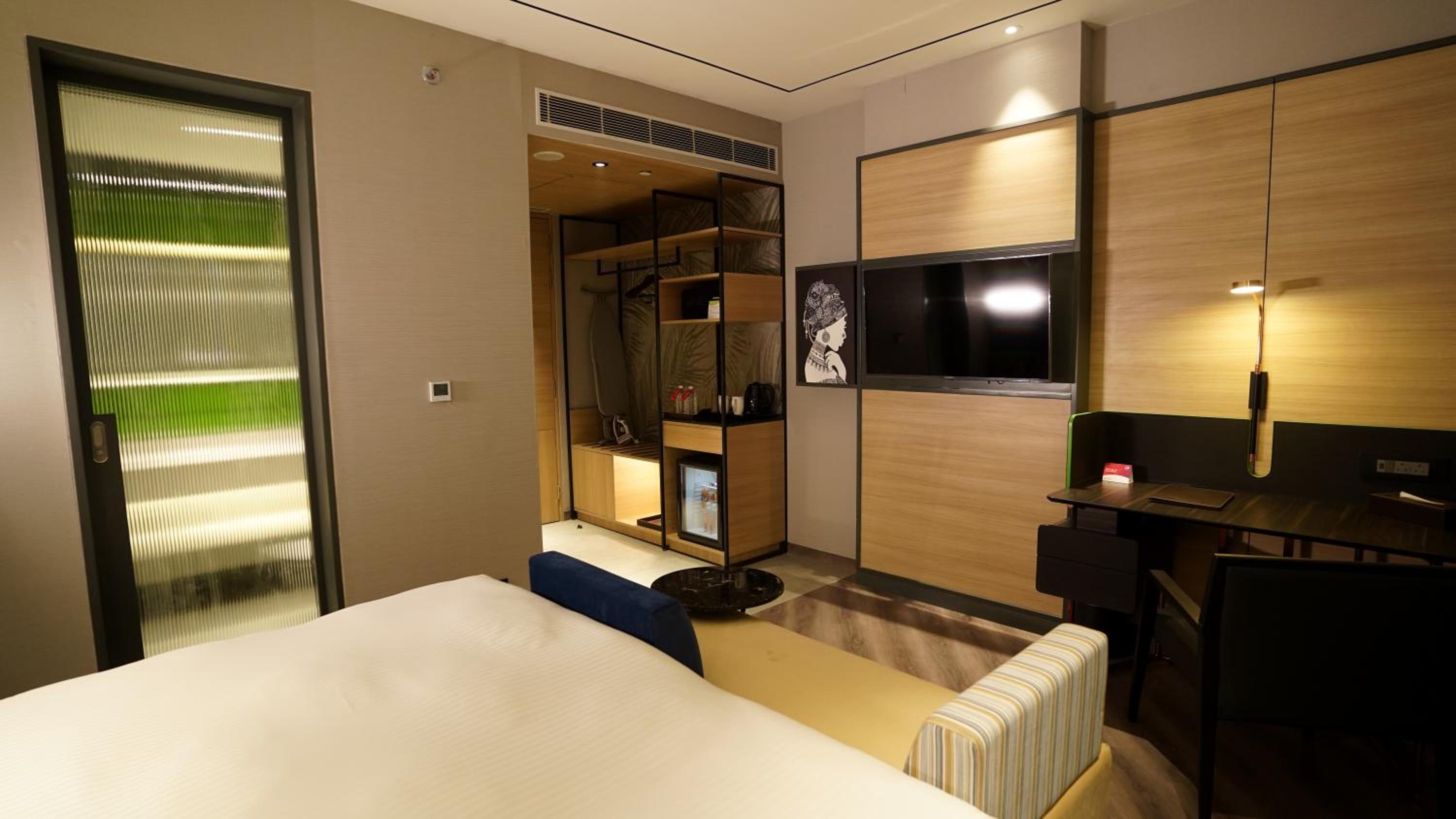 Deluxe King Room - Photo 3