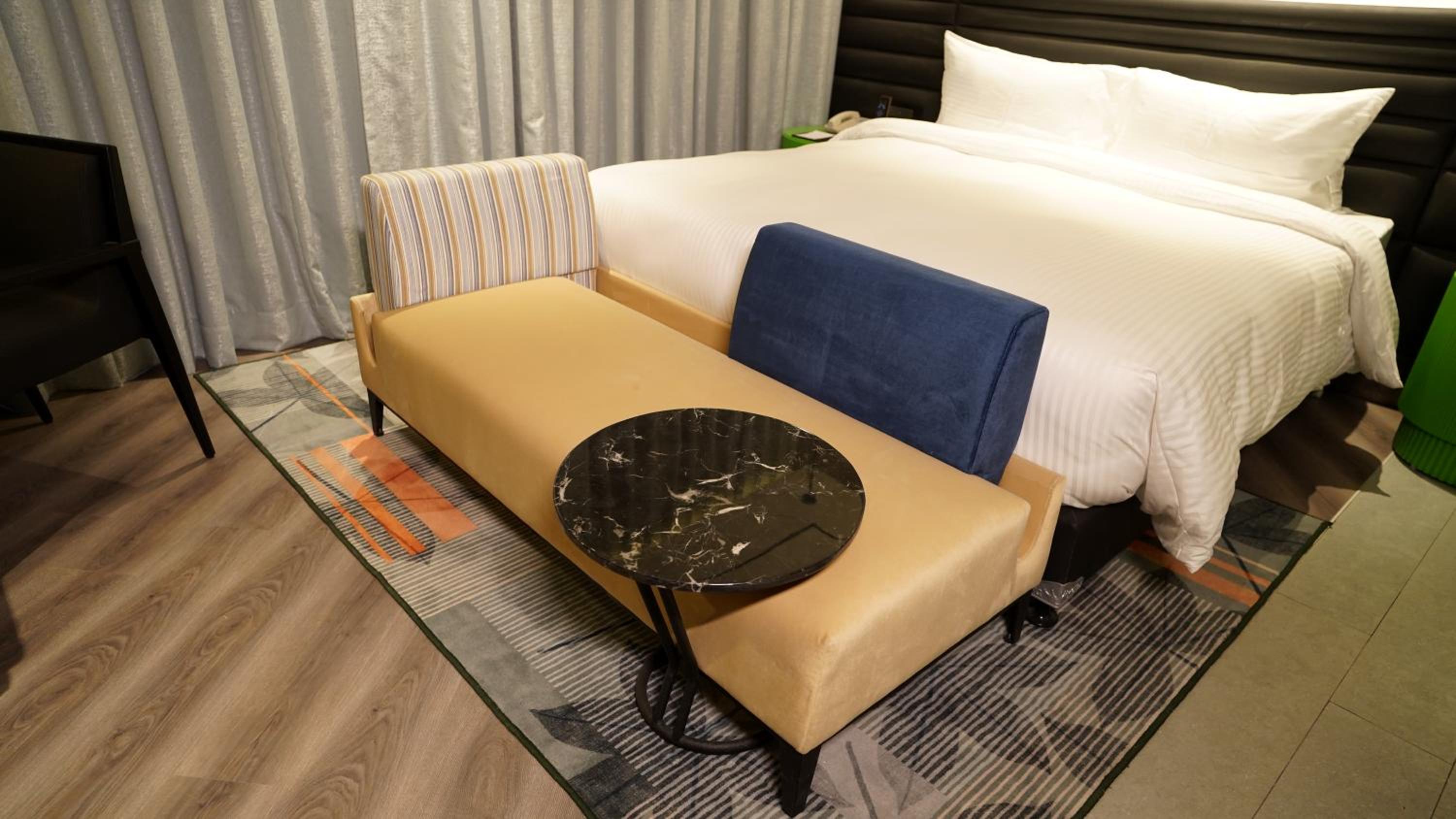 Deluxe King Room - Photo 4