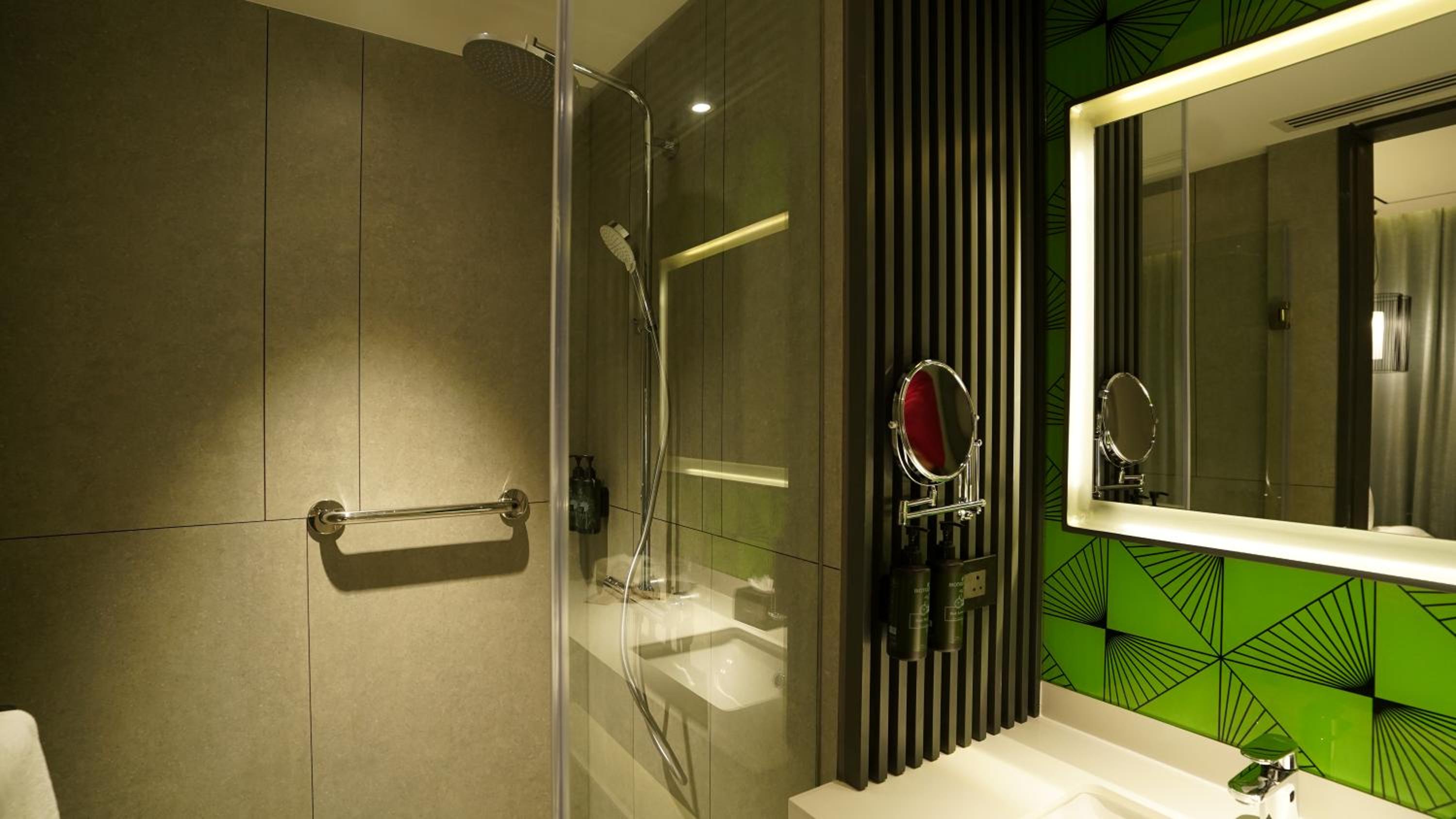Deluxe King Room - Photo 5