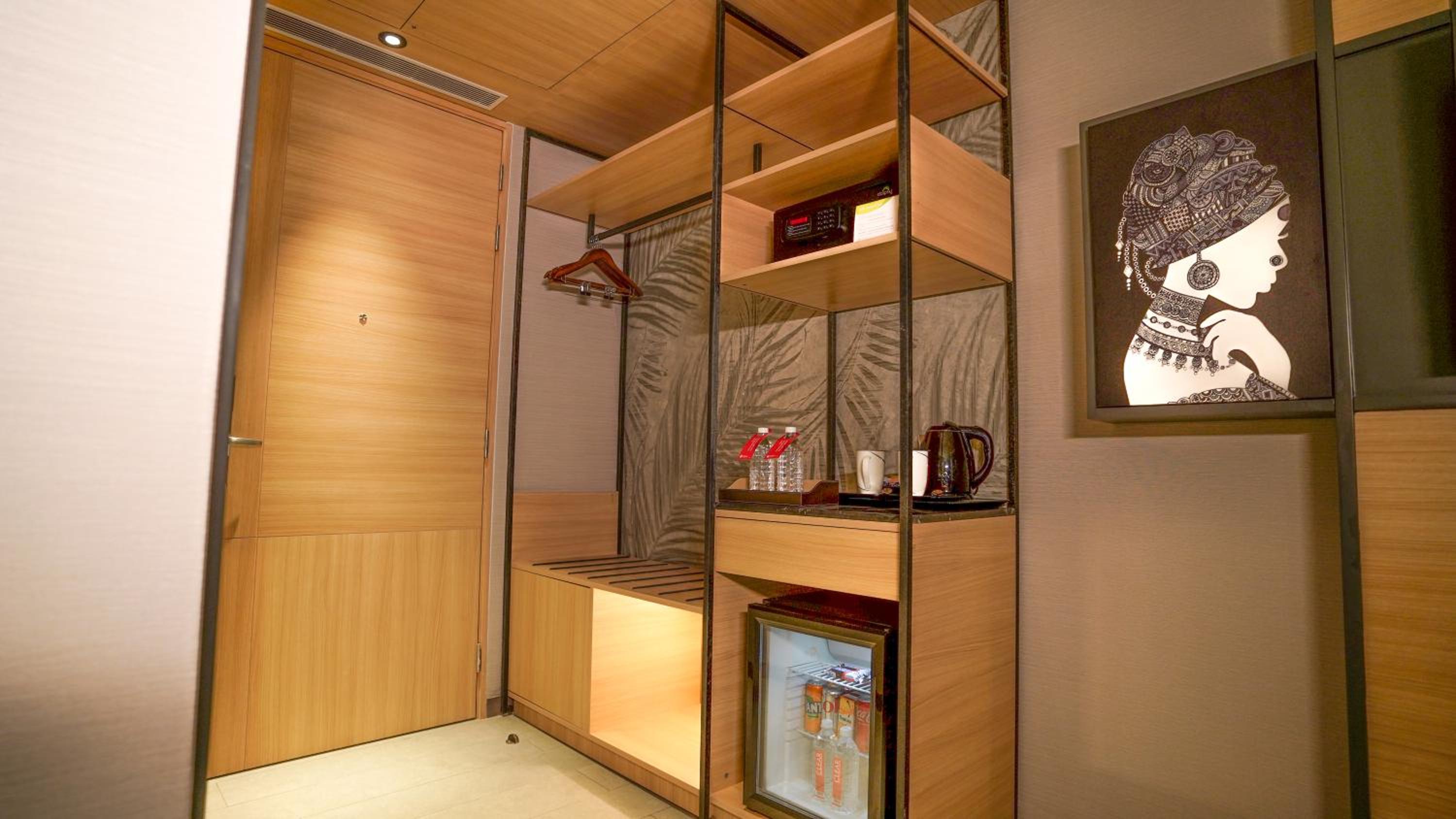 Deluxe King Room - Photo 12