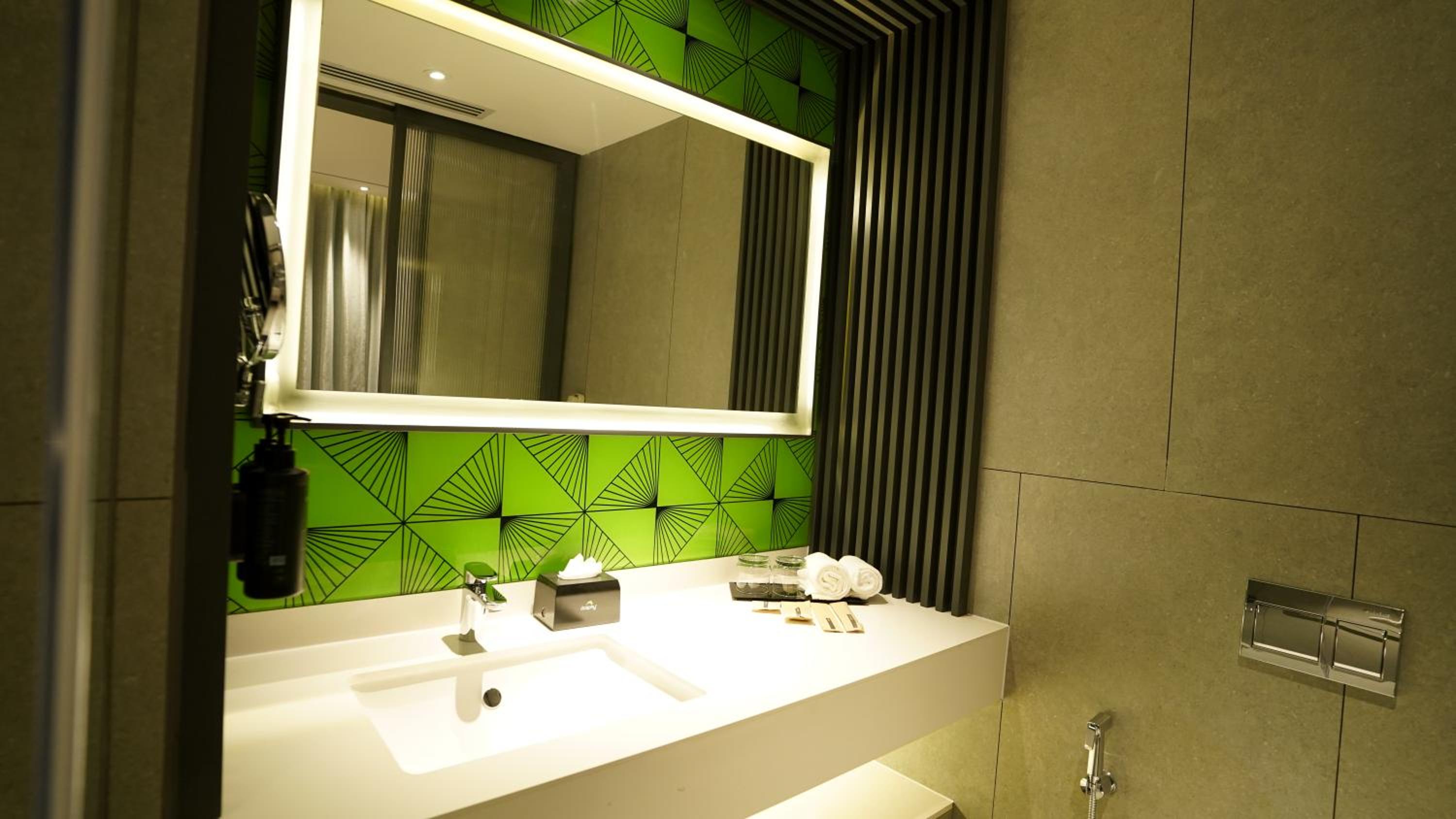 Deluxe King Room - Photo 11