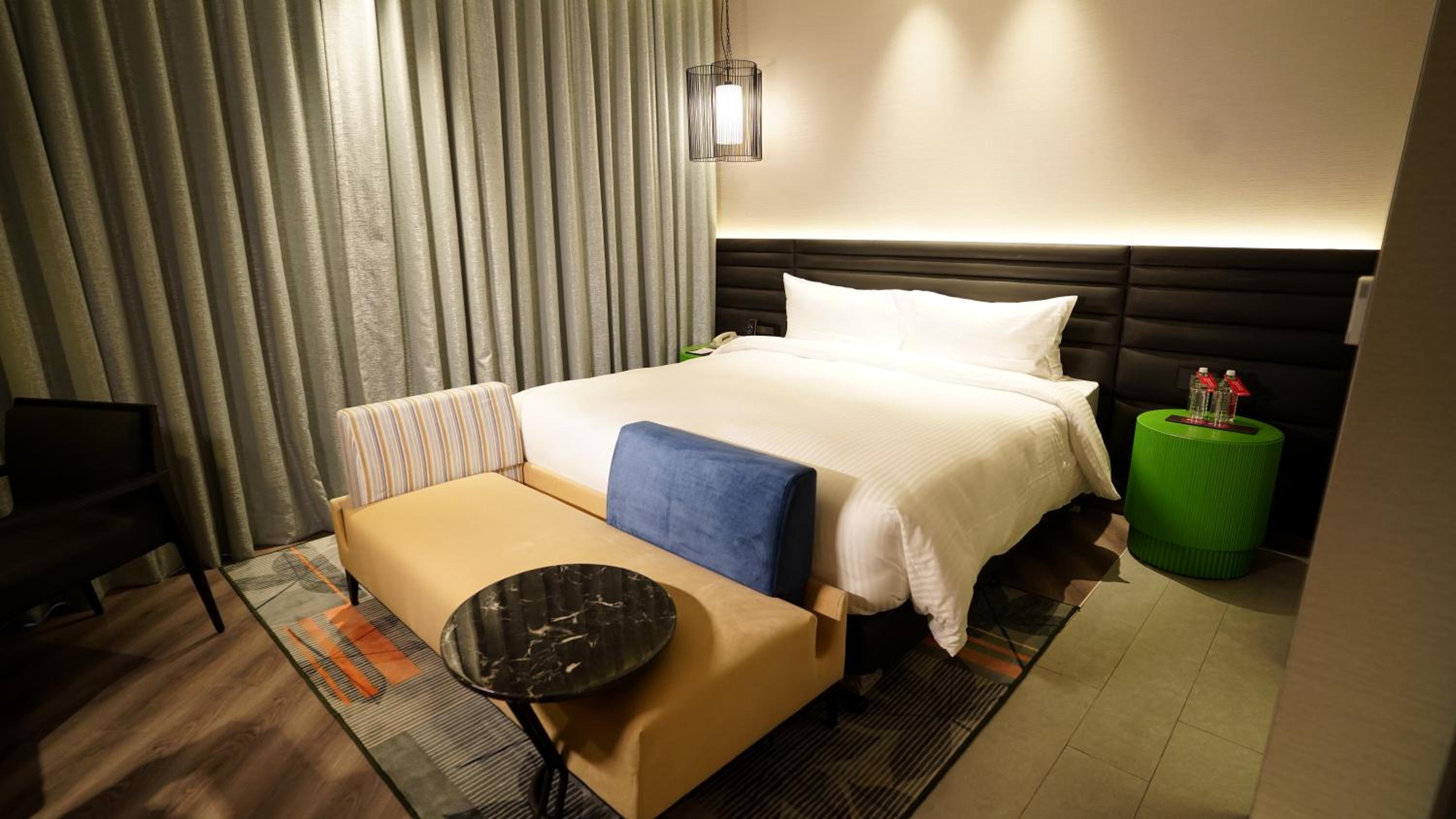 Deluxe King Room - Photo 10