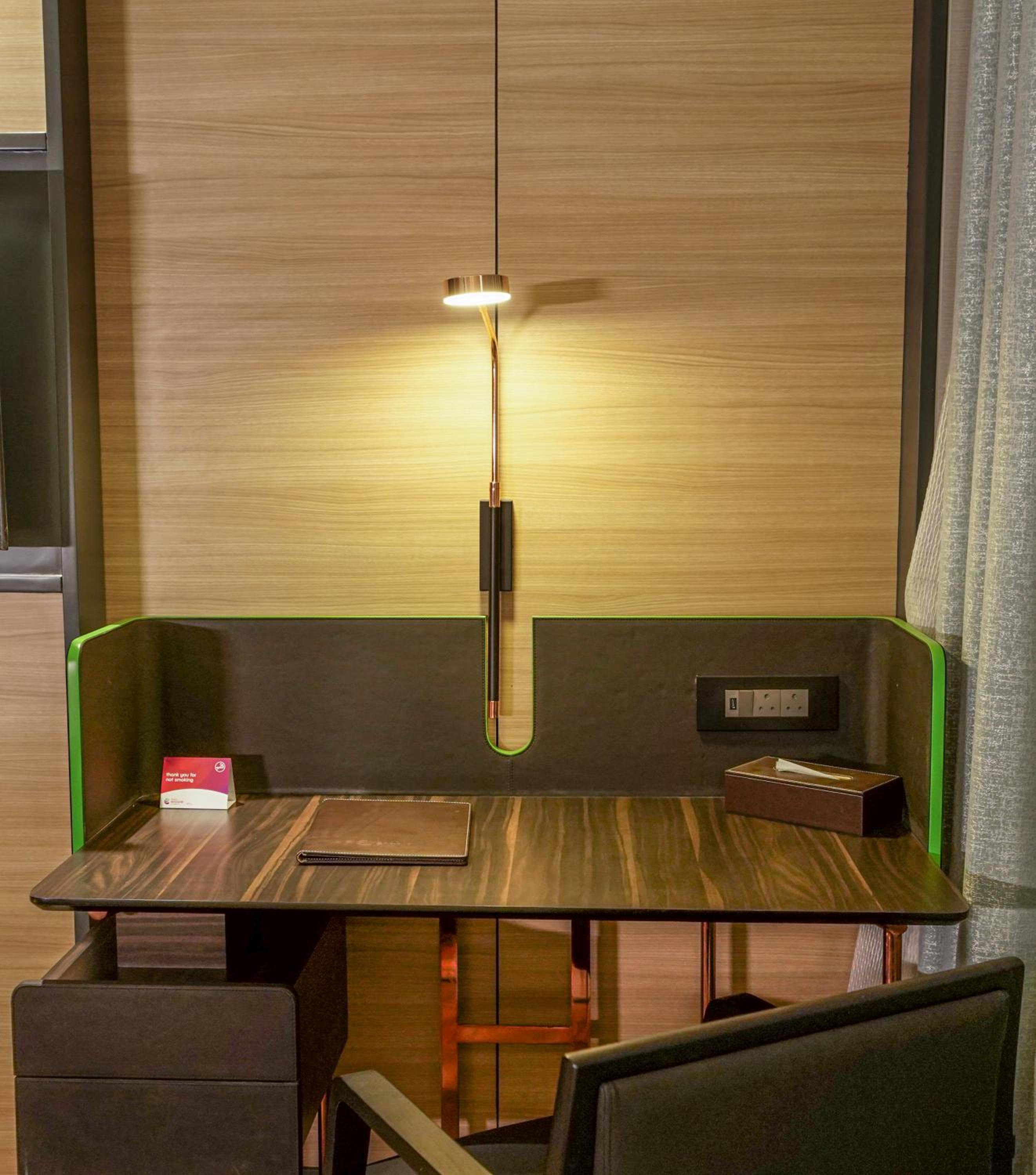 Deluxe King Room - Photo 9