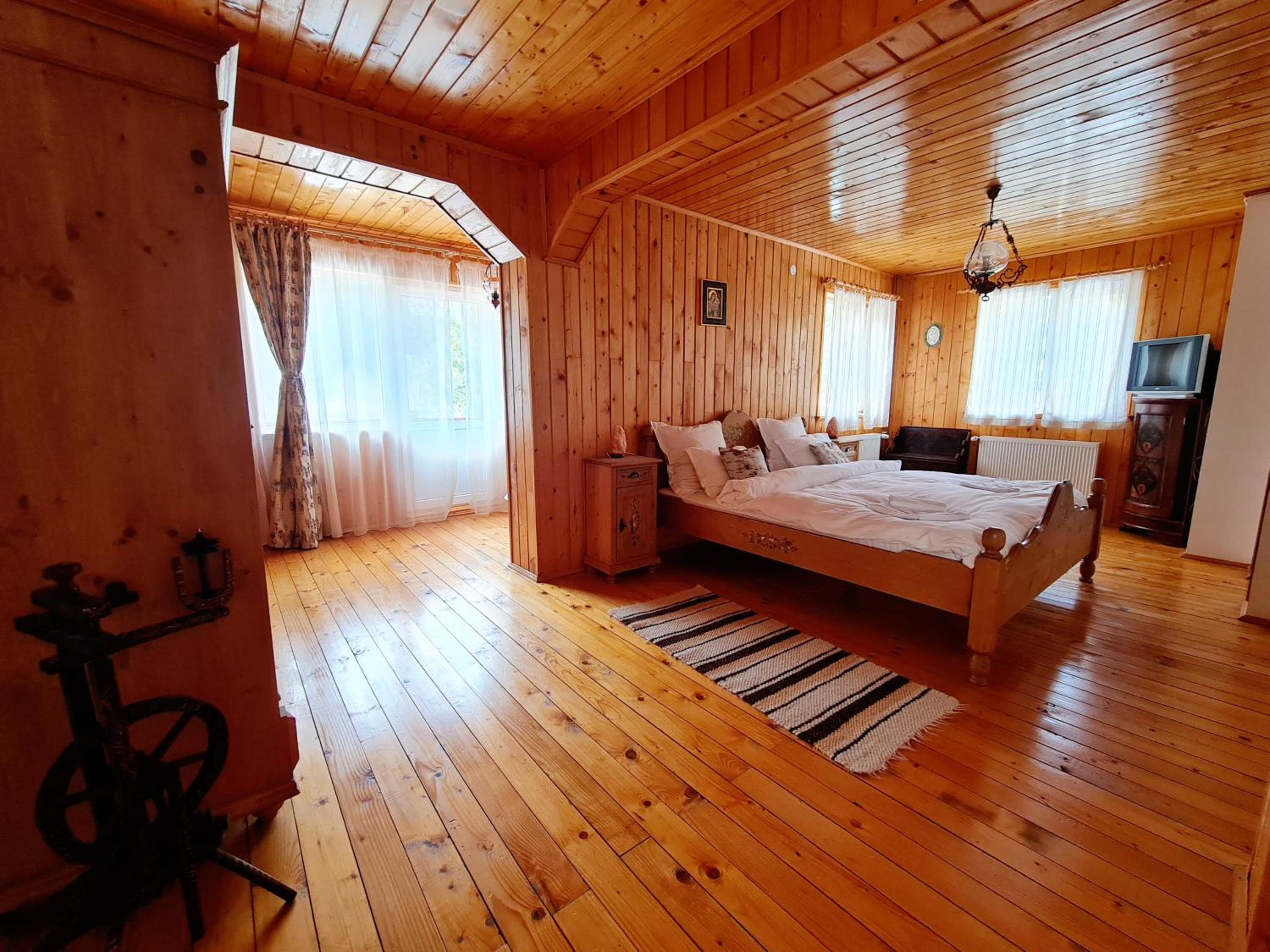 Five-Bedroom House - Photo 58