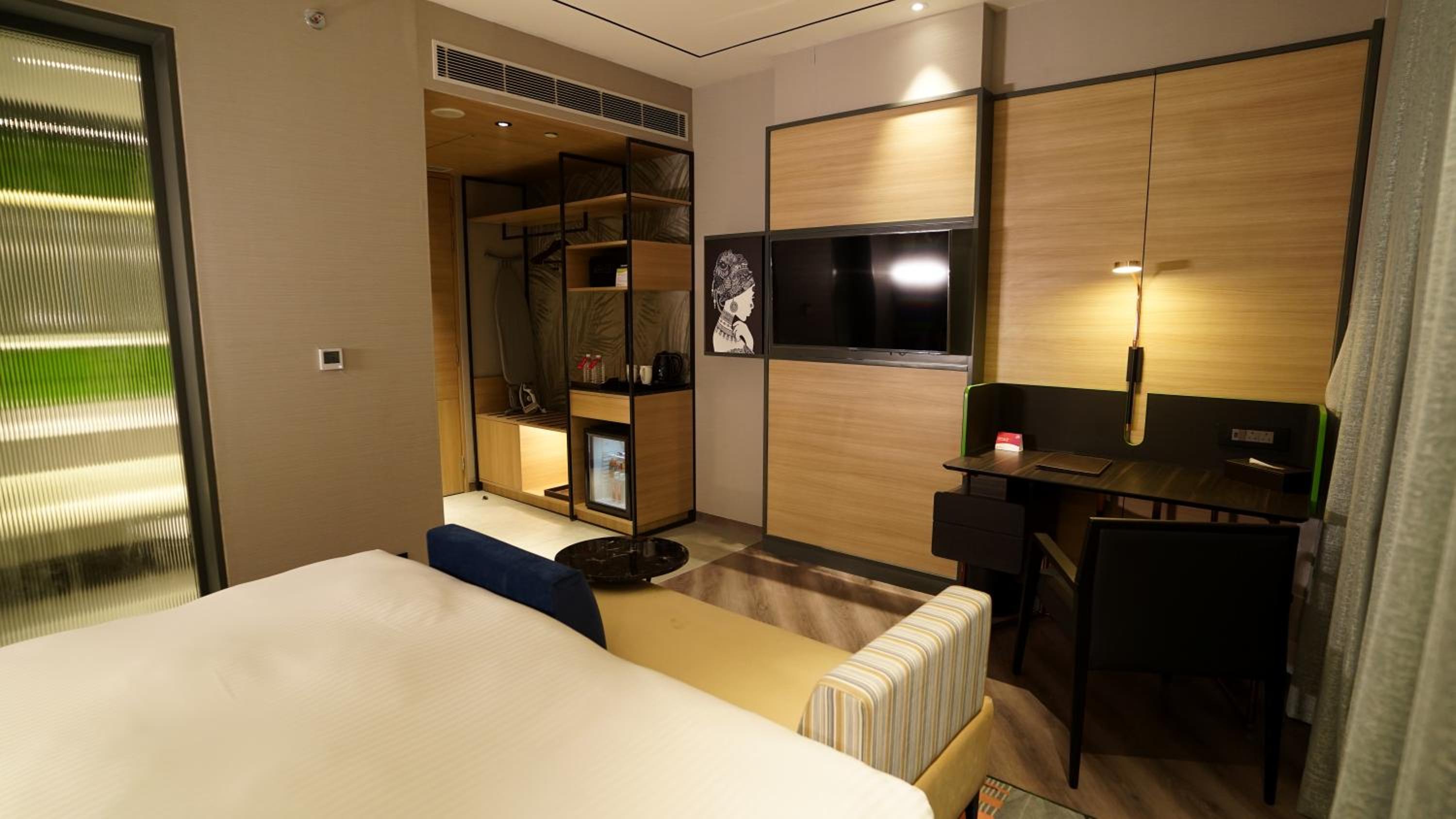 Deluxe King Room - Photo 8