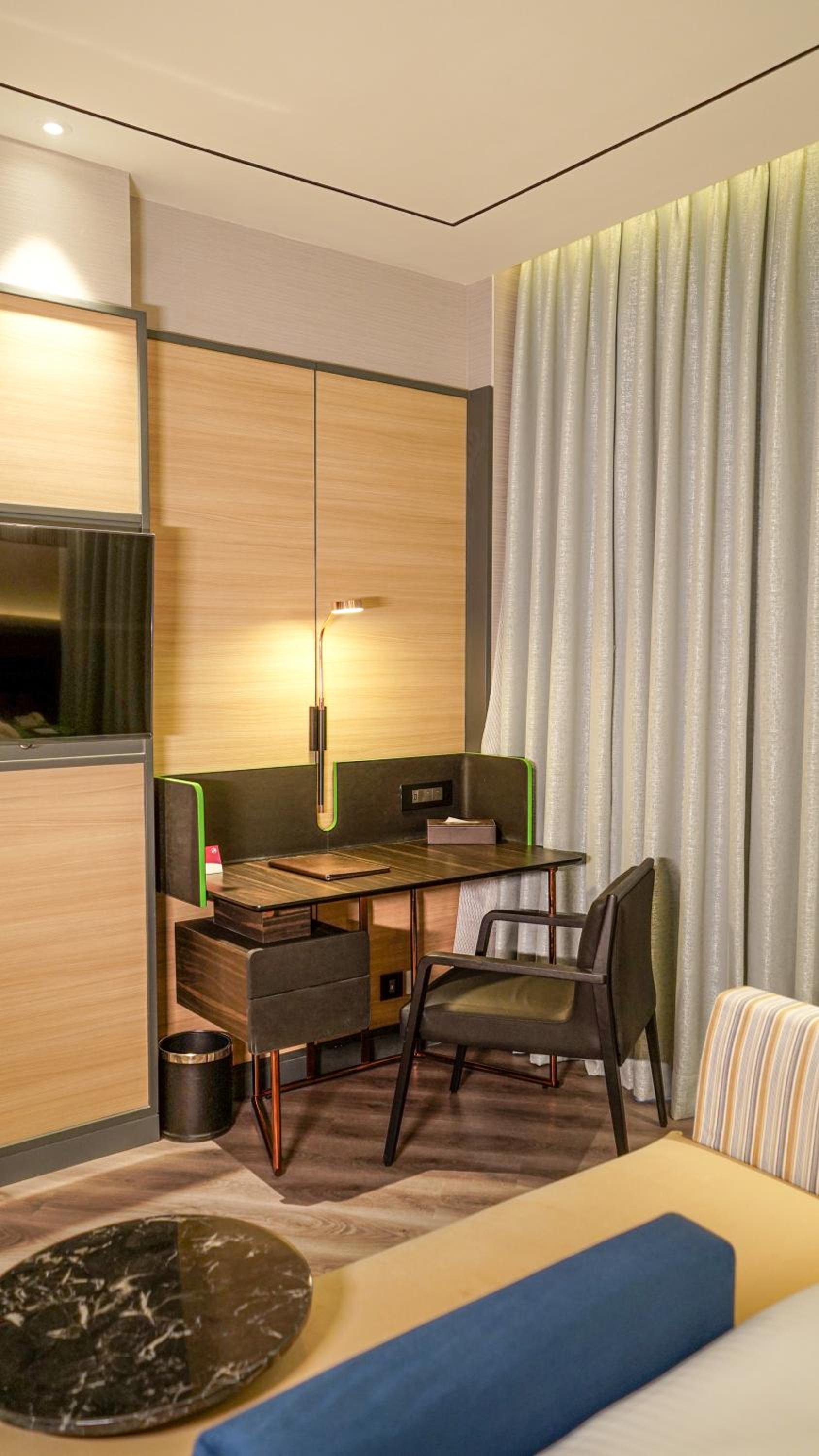 Deluxe King Room - Photo 7