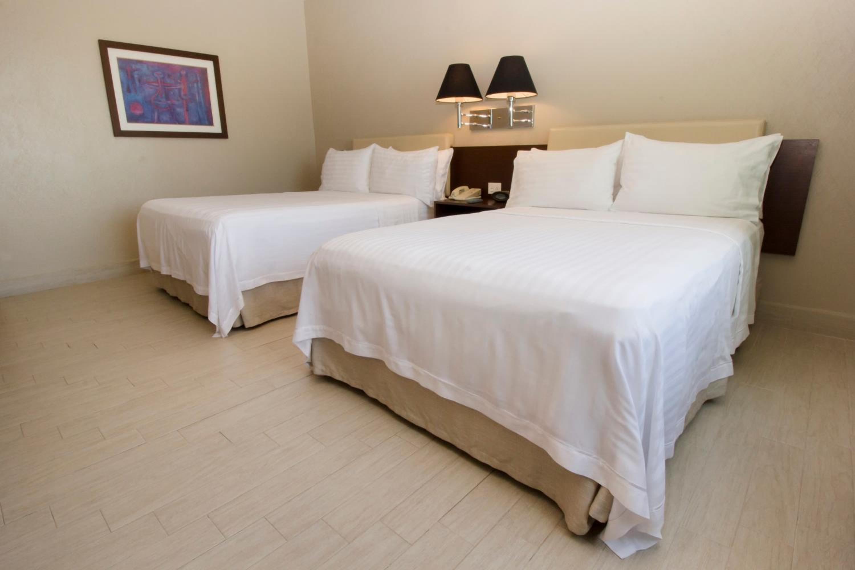 Standard Room with Two Queen Beds - Photo 4