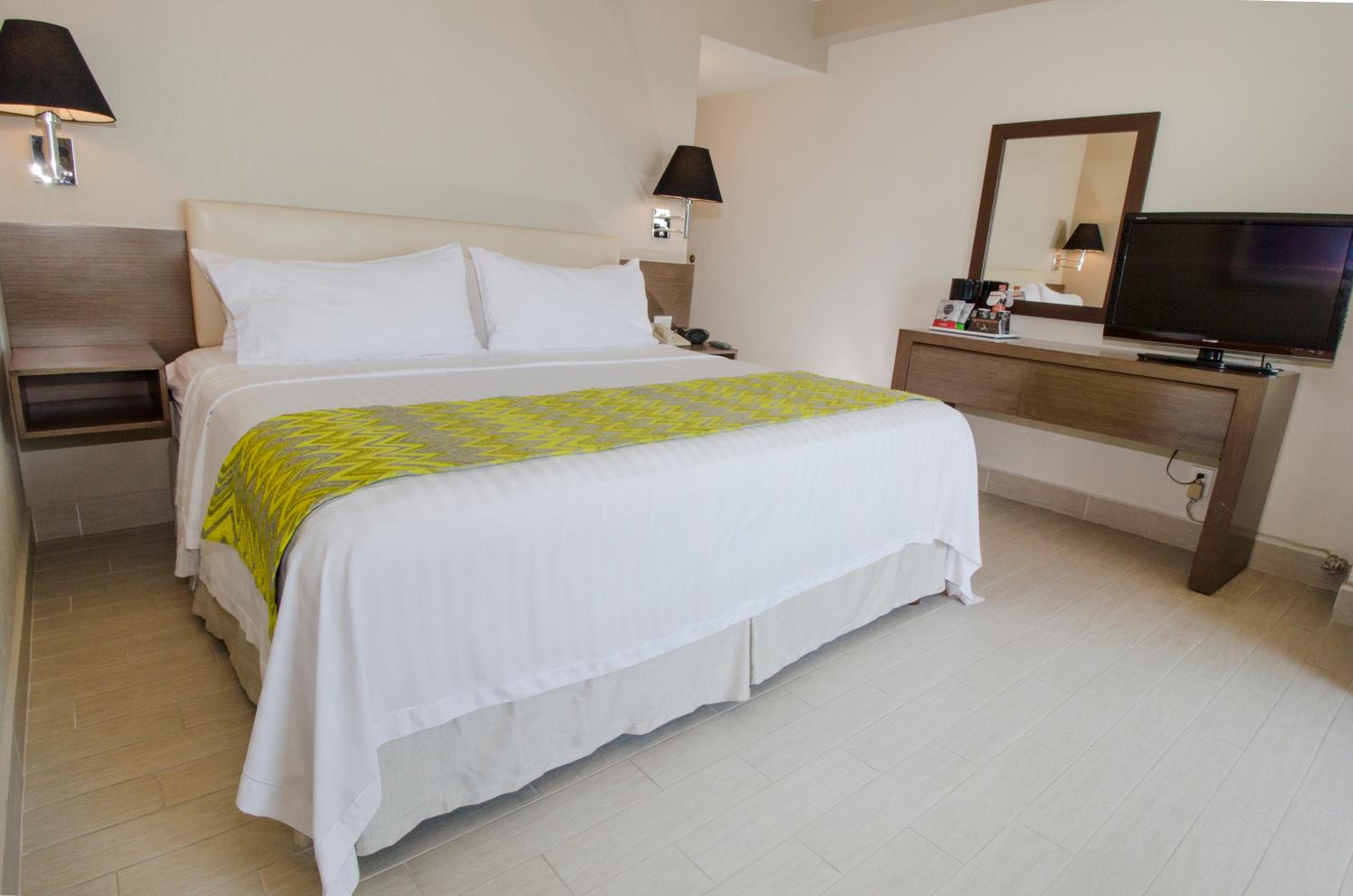 Standard King Room with City View - Photo 4