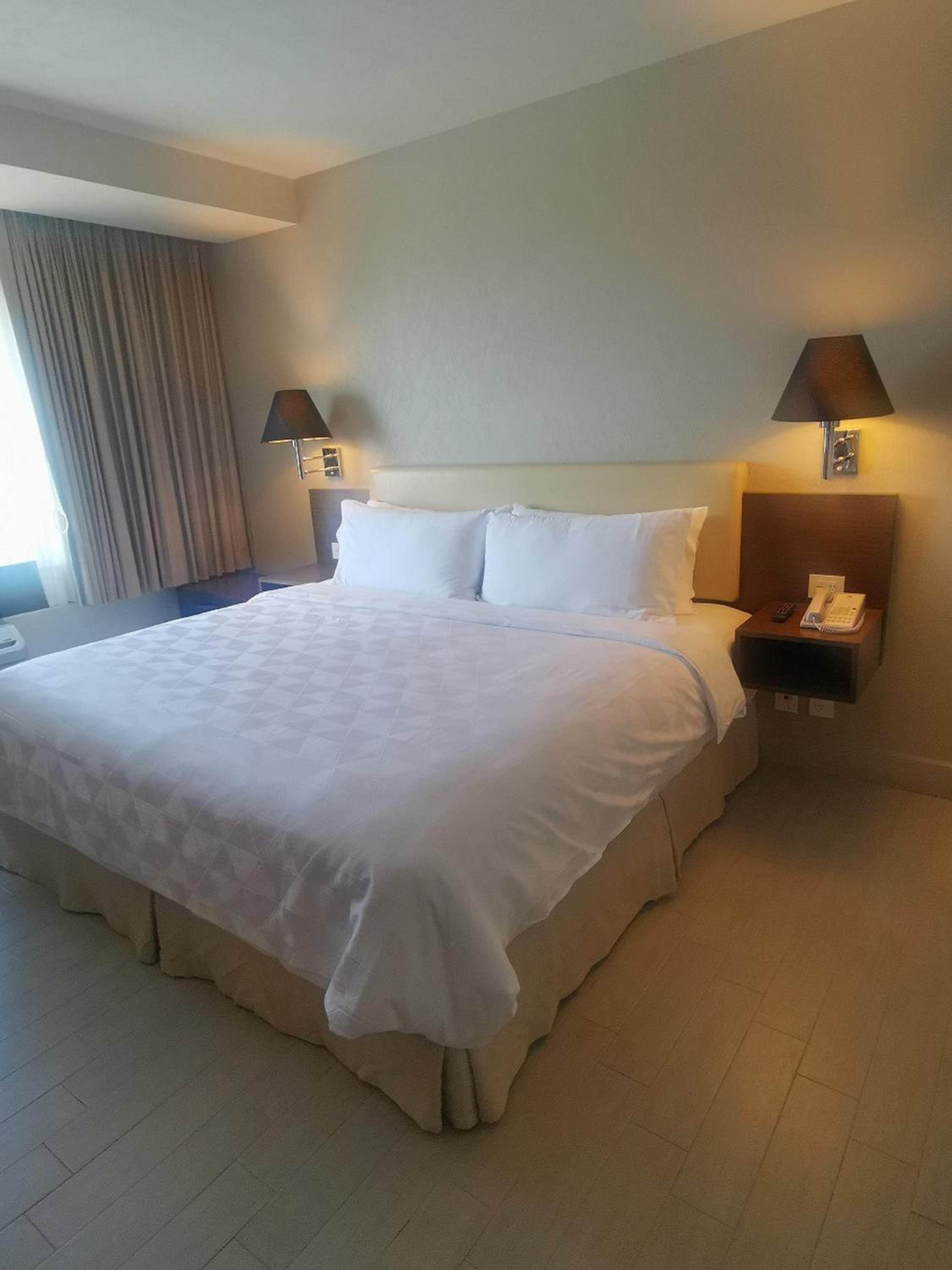 Standard King Room - Accessible - Photo 1