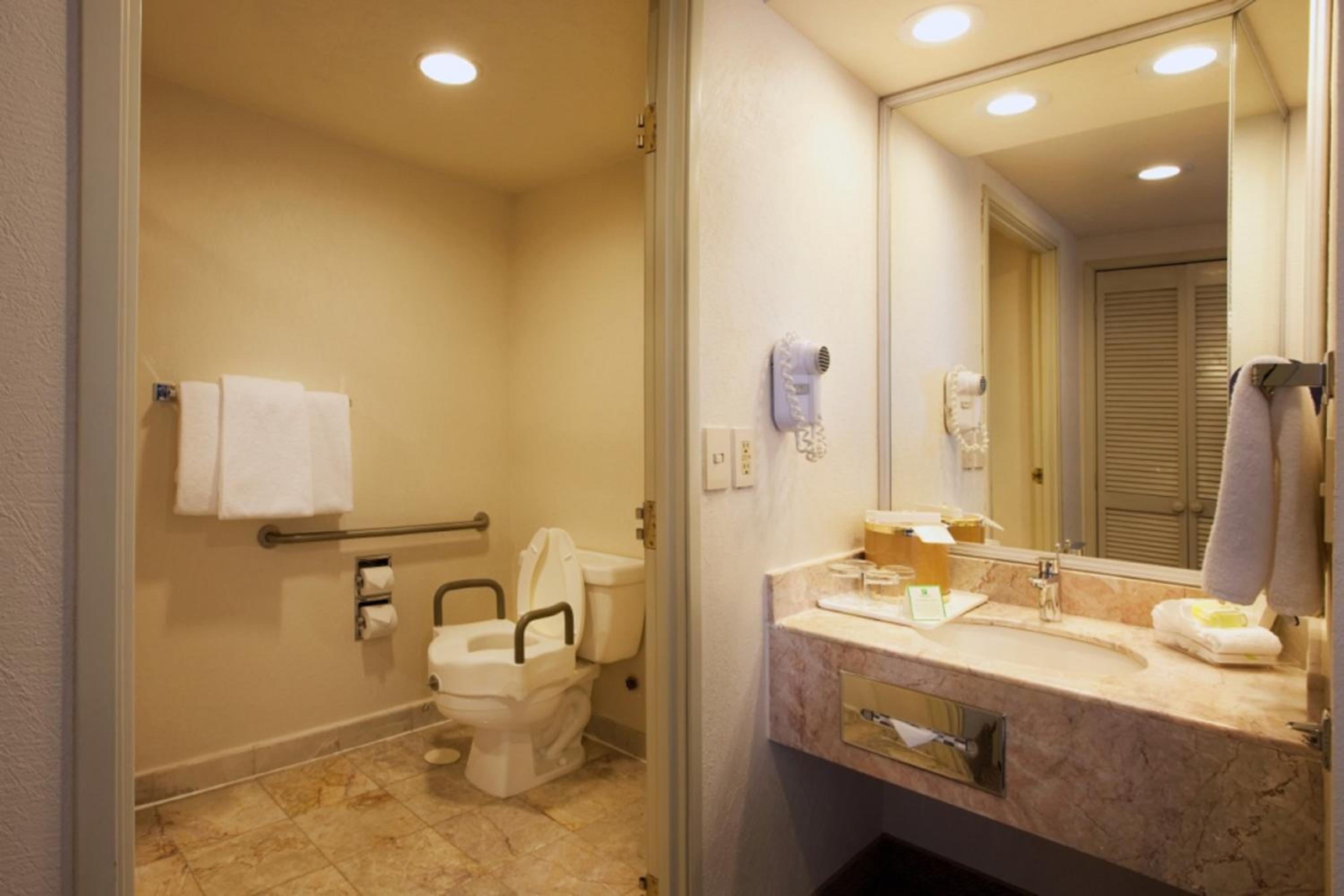 Standard King Room - Accessible - Photo 3