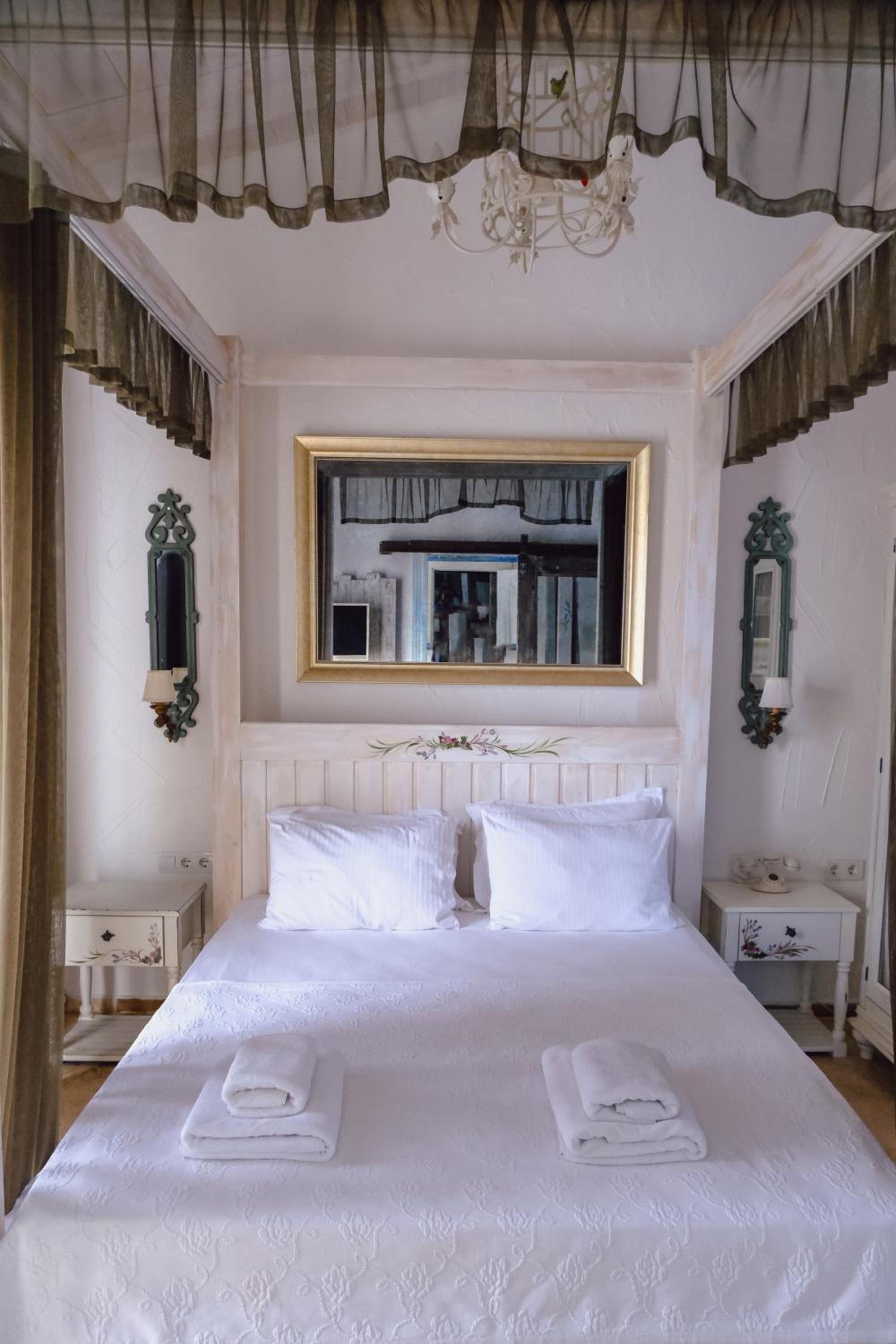 Deluxe Double Room - Photo 9