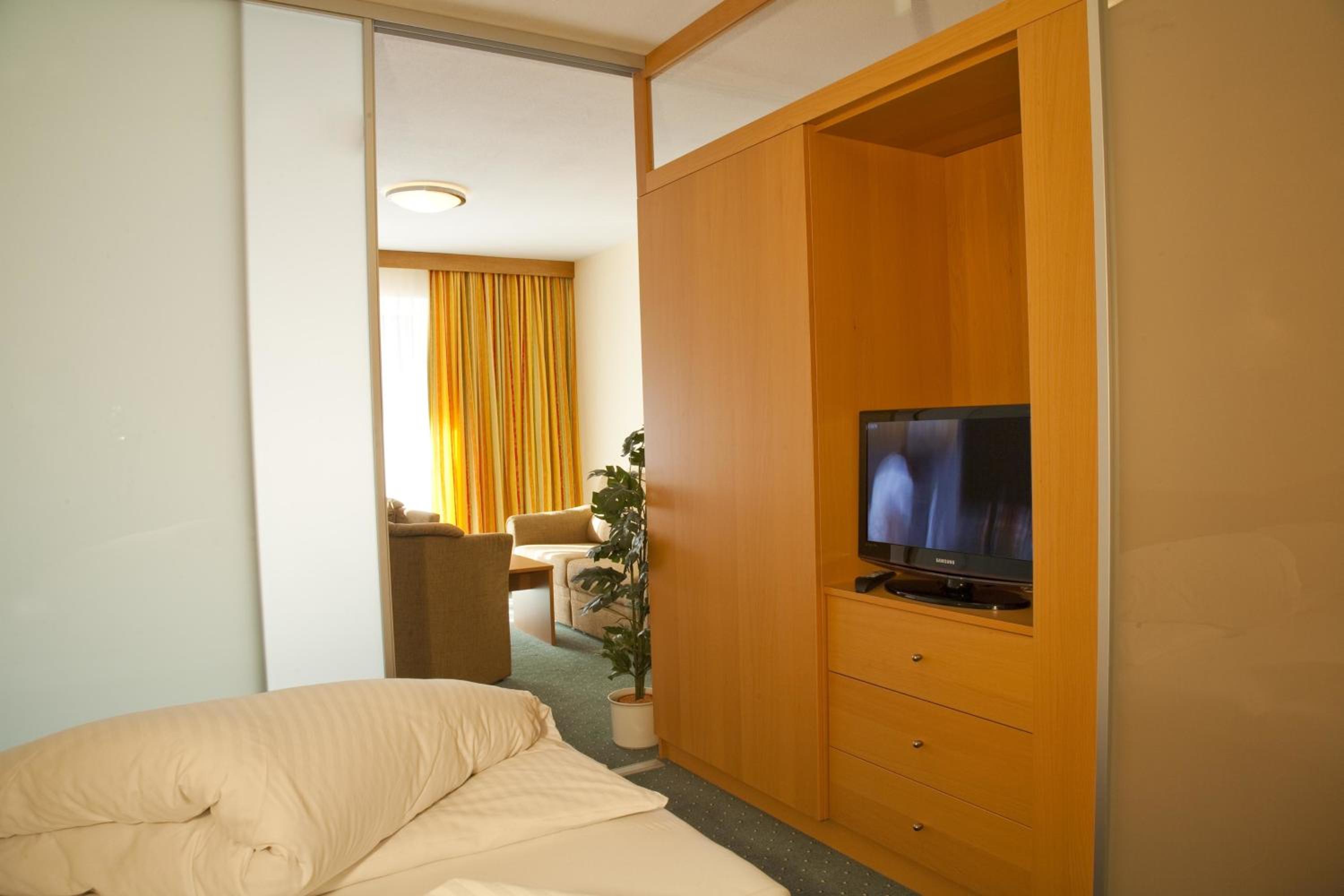 Standard Two-Bedroom Suite - Photo 2