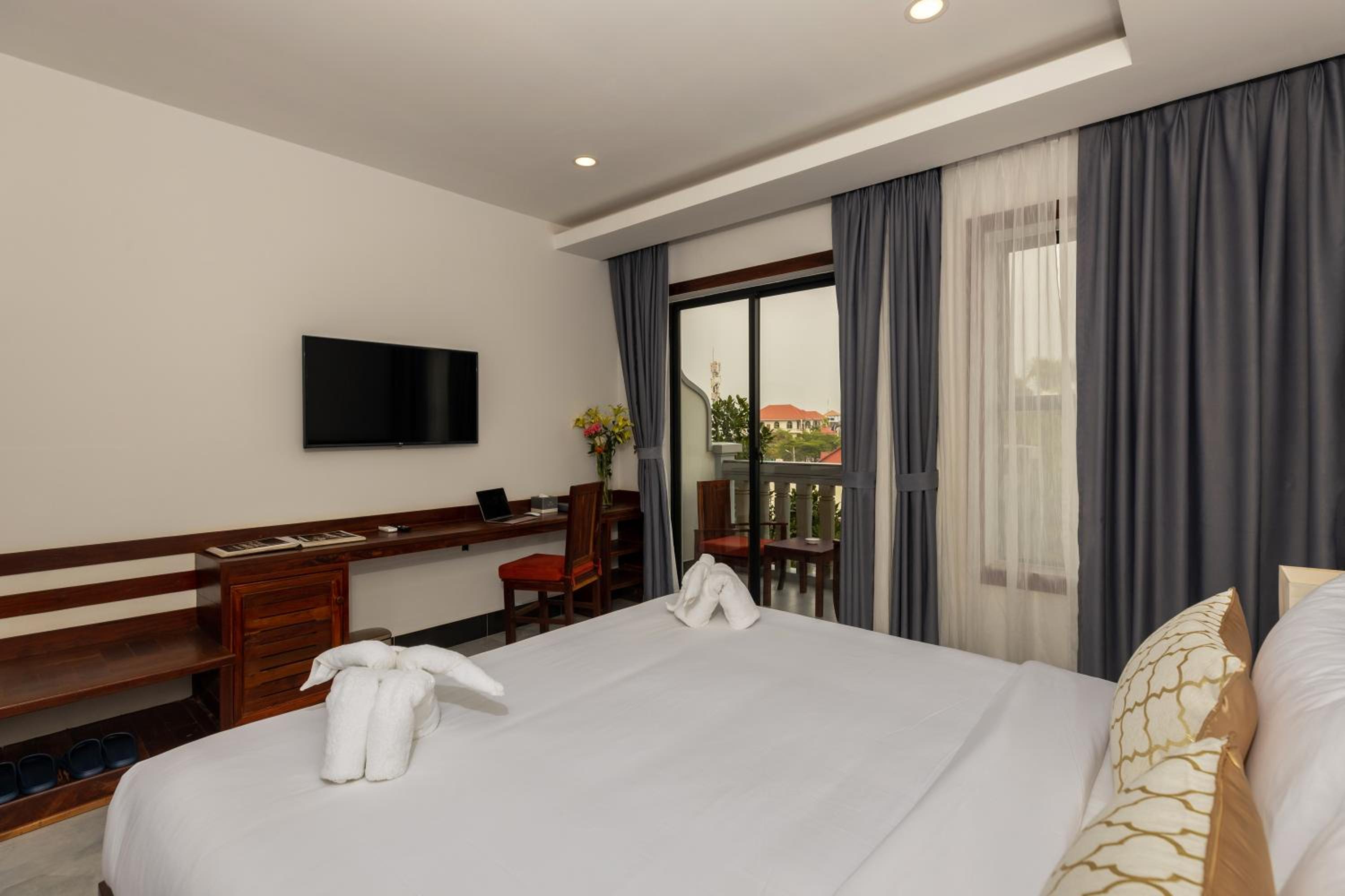 Deluxe Double Room with Balcony - Free Shuttle to City - Photo 7
