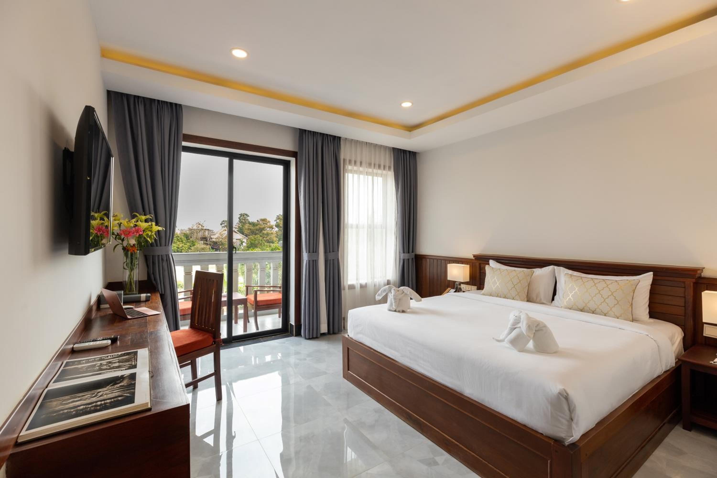 Deluxe Double Room with Balcony - Free Shuttle to City - Photo 1
