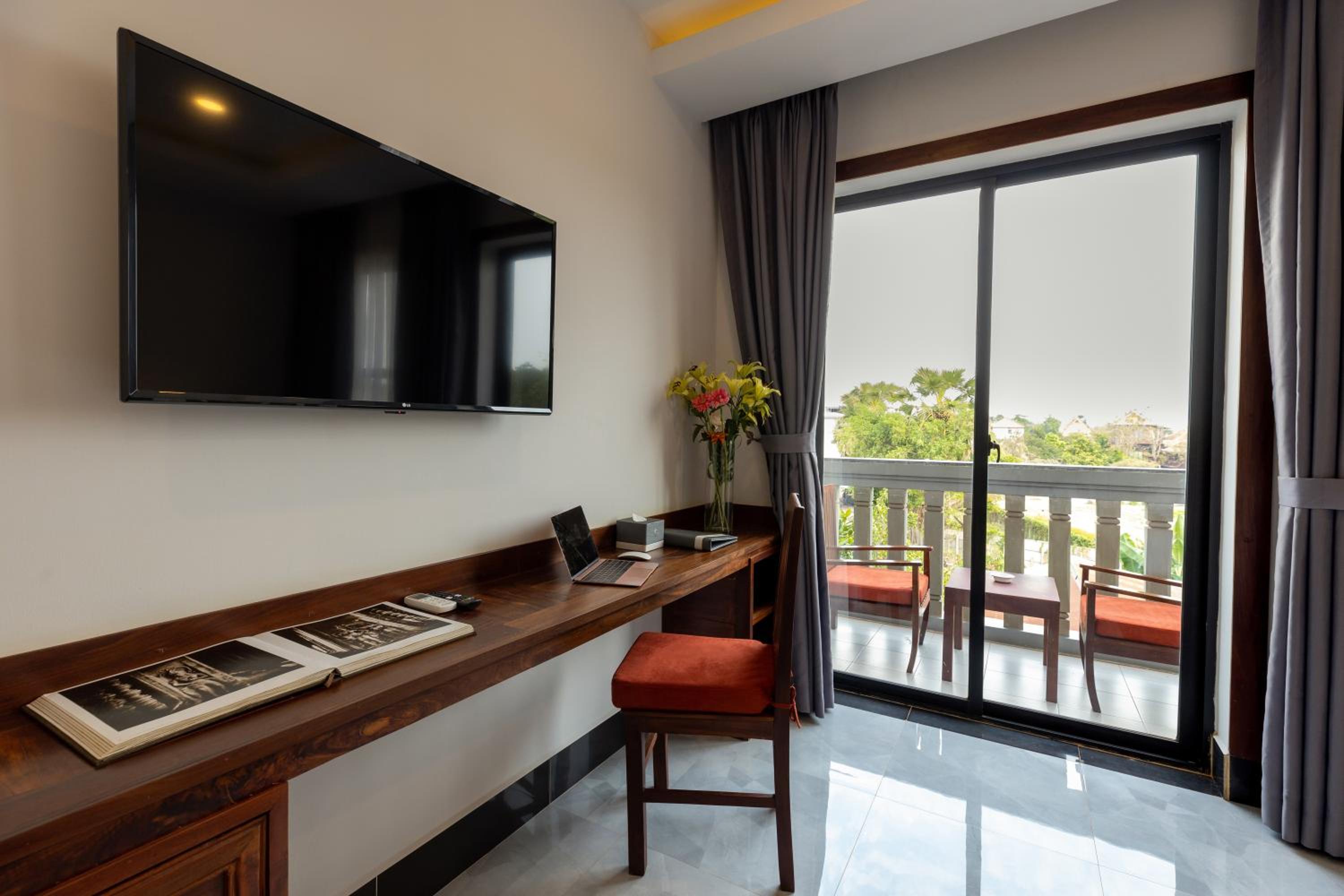 Deluxe Double Room with Balcony - Free Shuttle to City - Photo 6