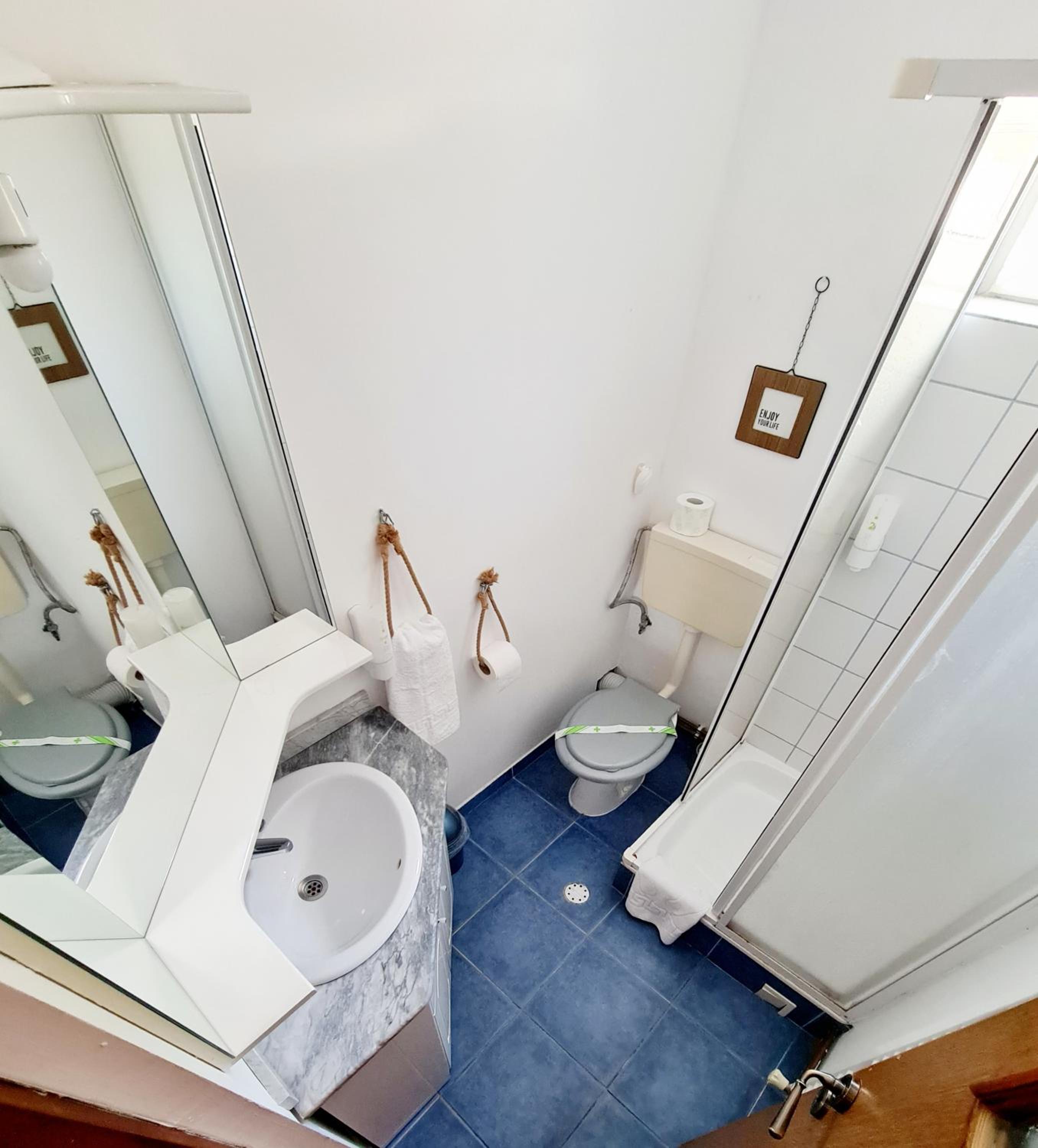 Five-Bedroom House - Photo 61