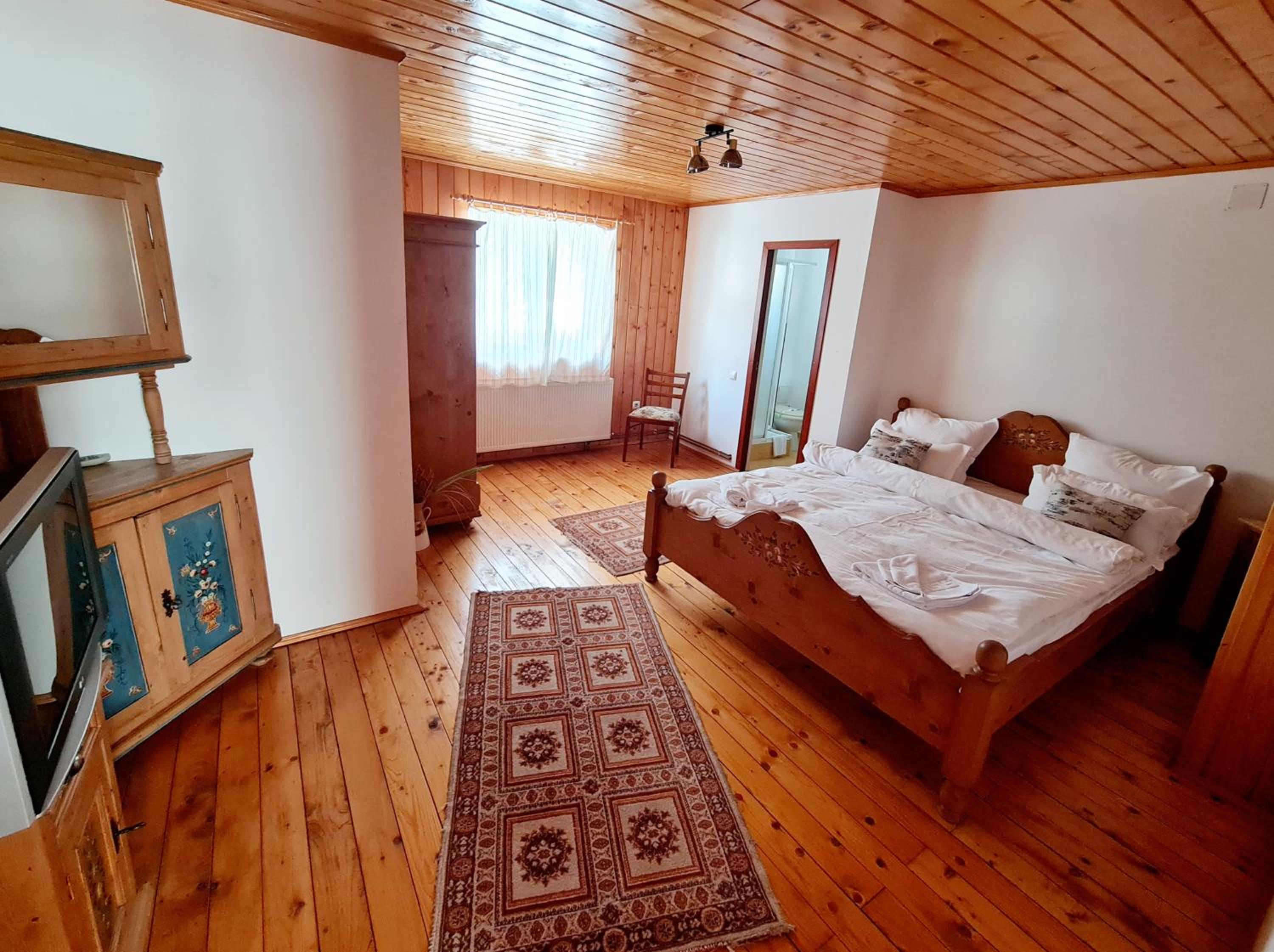 Five-Bedroom House - Photo 2