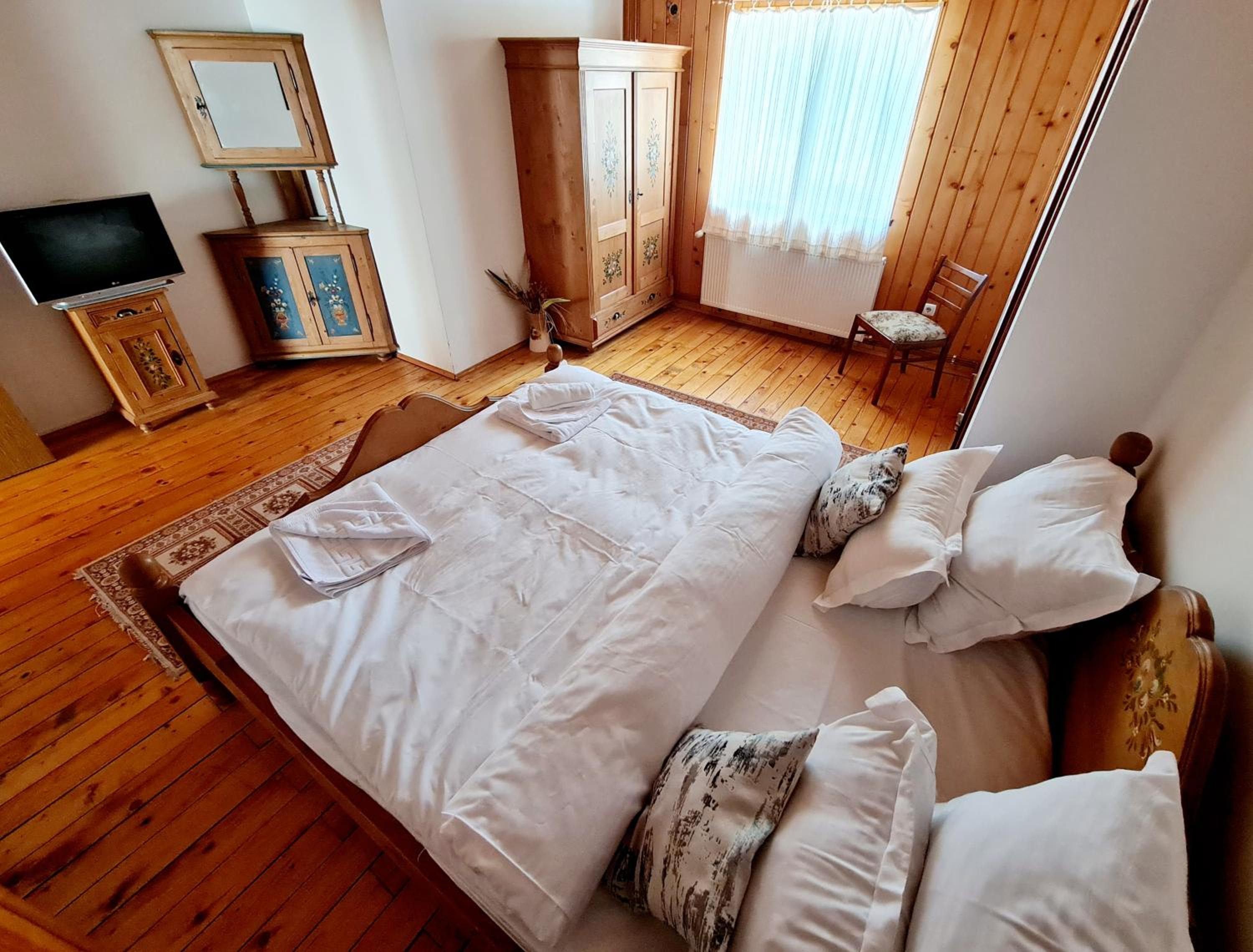 Five-Bedroom House - Photo 3