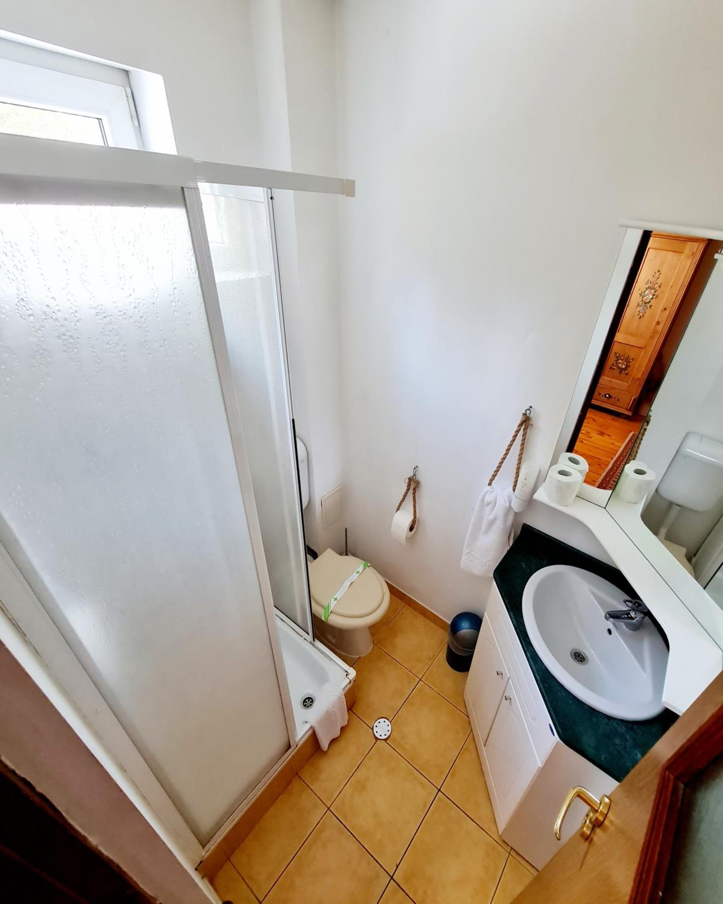 Five-Bedroom House - Photo 4