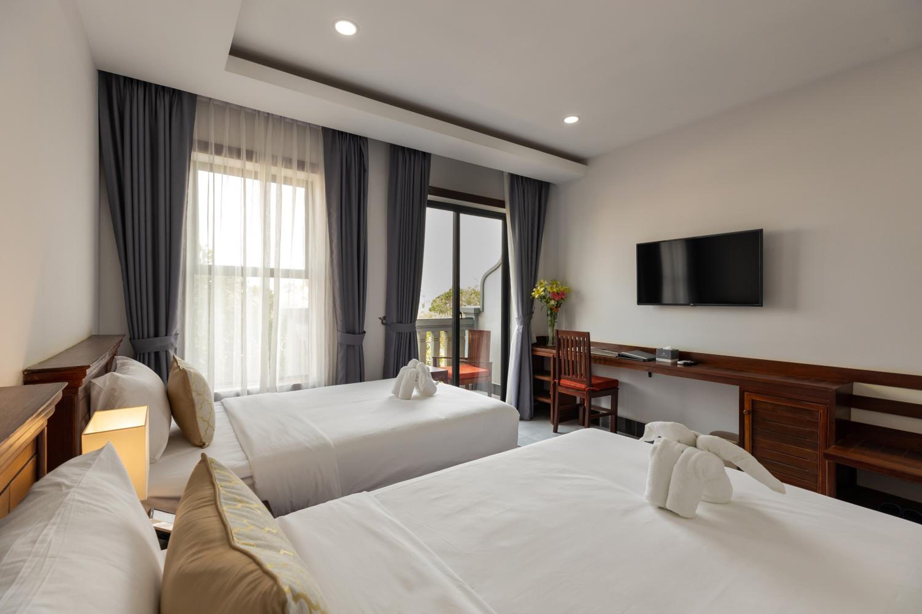 Deluxe Twin Room with Balcony - Free Shuttle to City - Photo 4