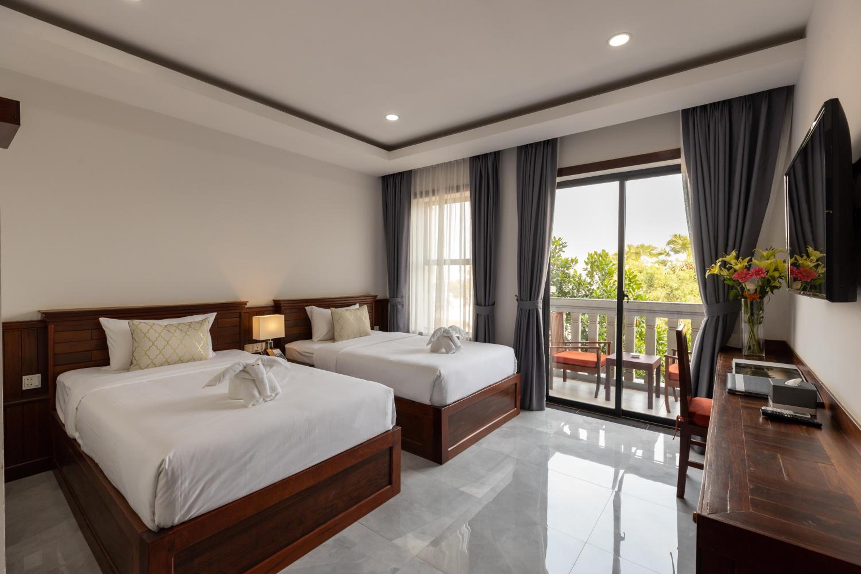 Deluxe Twin Room with Balcony - Free Shuttle to City - Photo 1