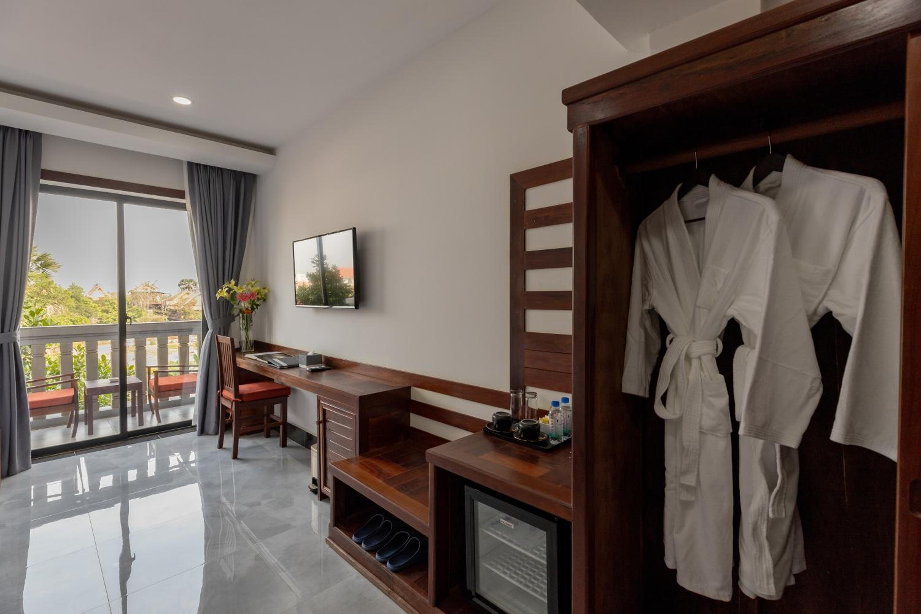 Deluxe Double Room with Balcony - Free Shuttle to City - Photo 5