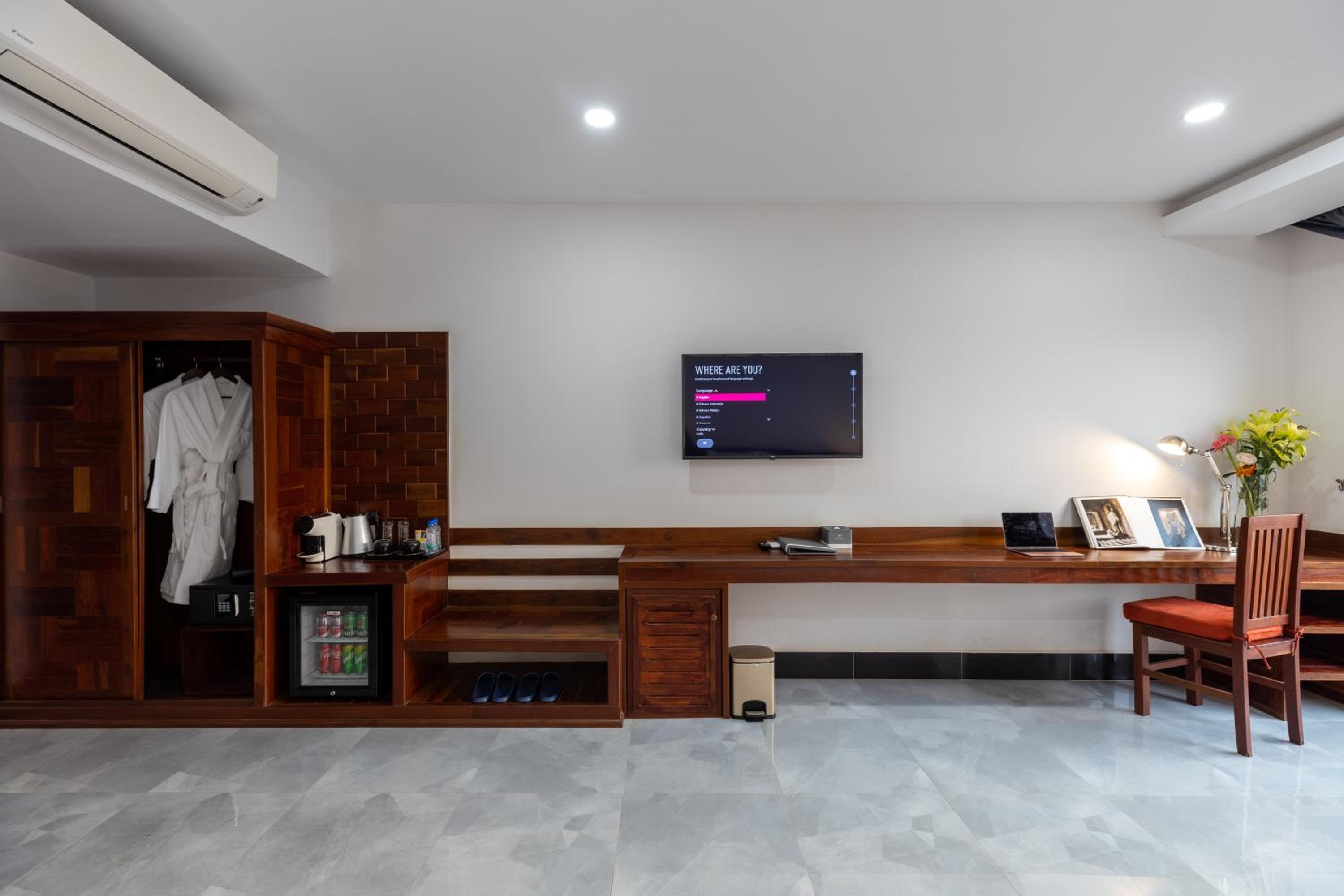 Premier Double Room with Balcony - Free Shuttle to City - Photo 12