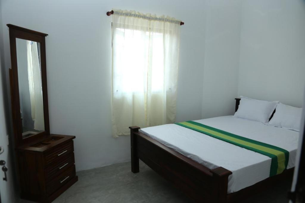 Queen Room photo 2