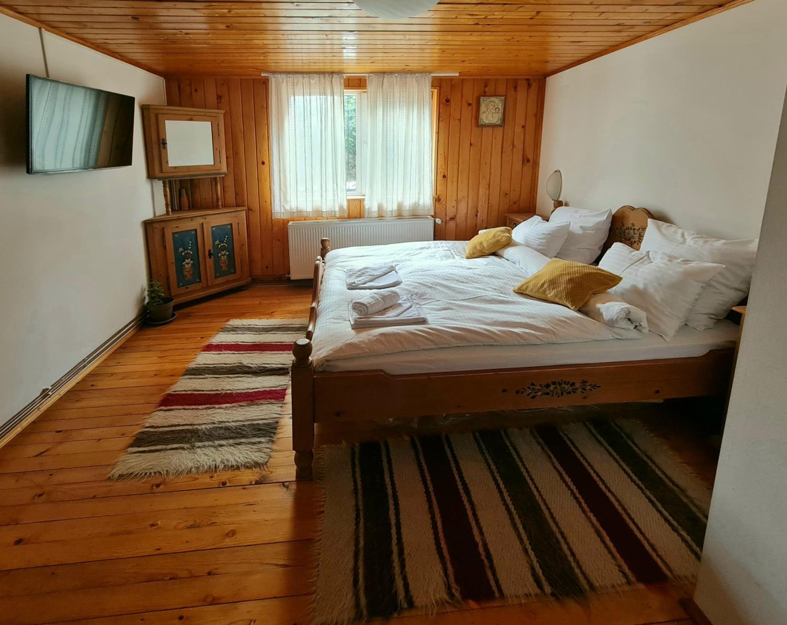 Five-Bedroom House - Photo 5