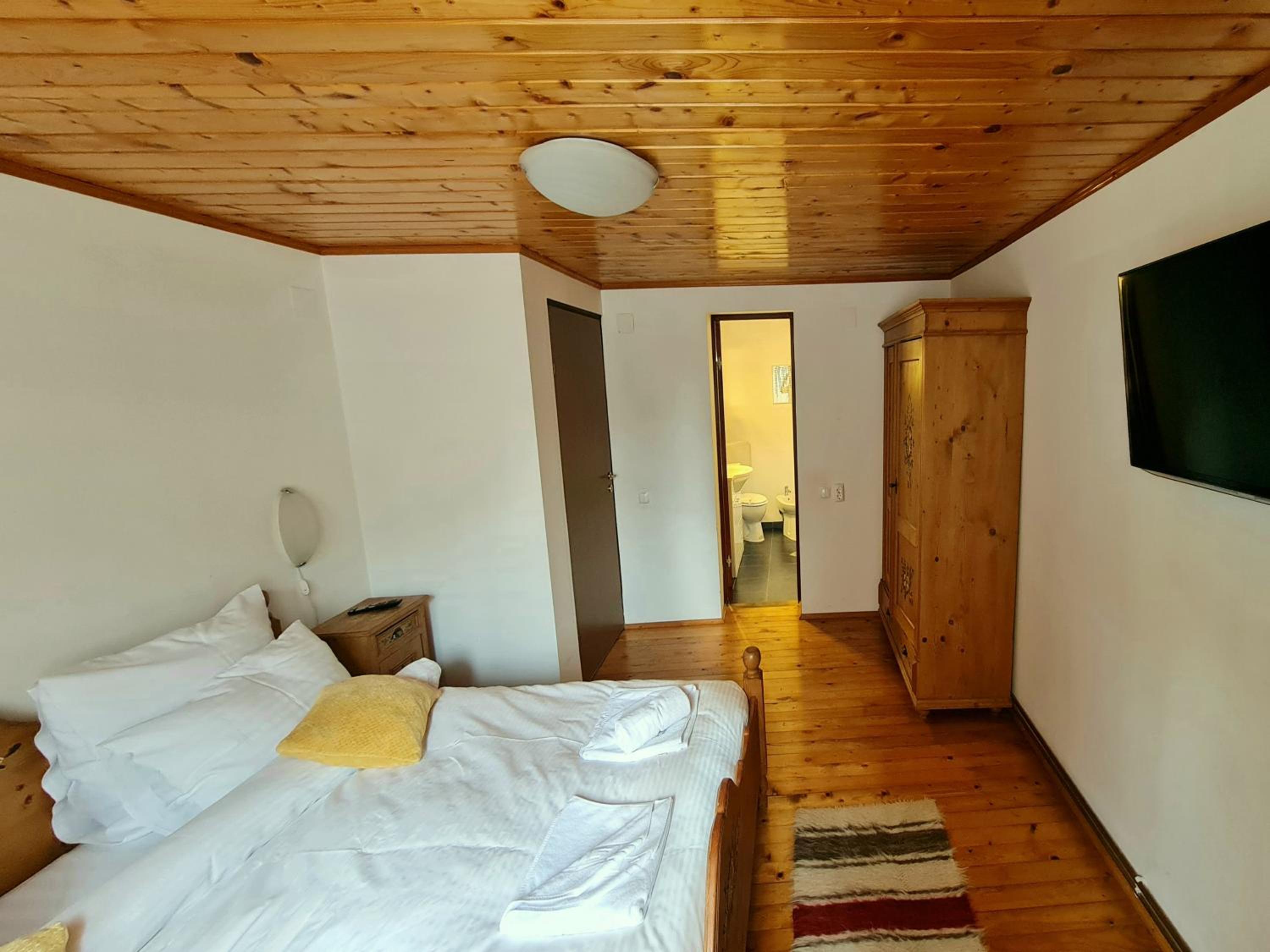 Five-Bedroom House - Photo 6