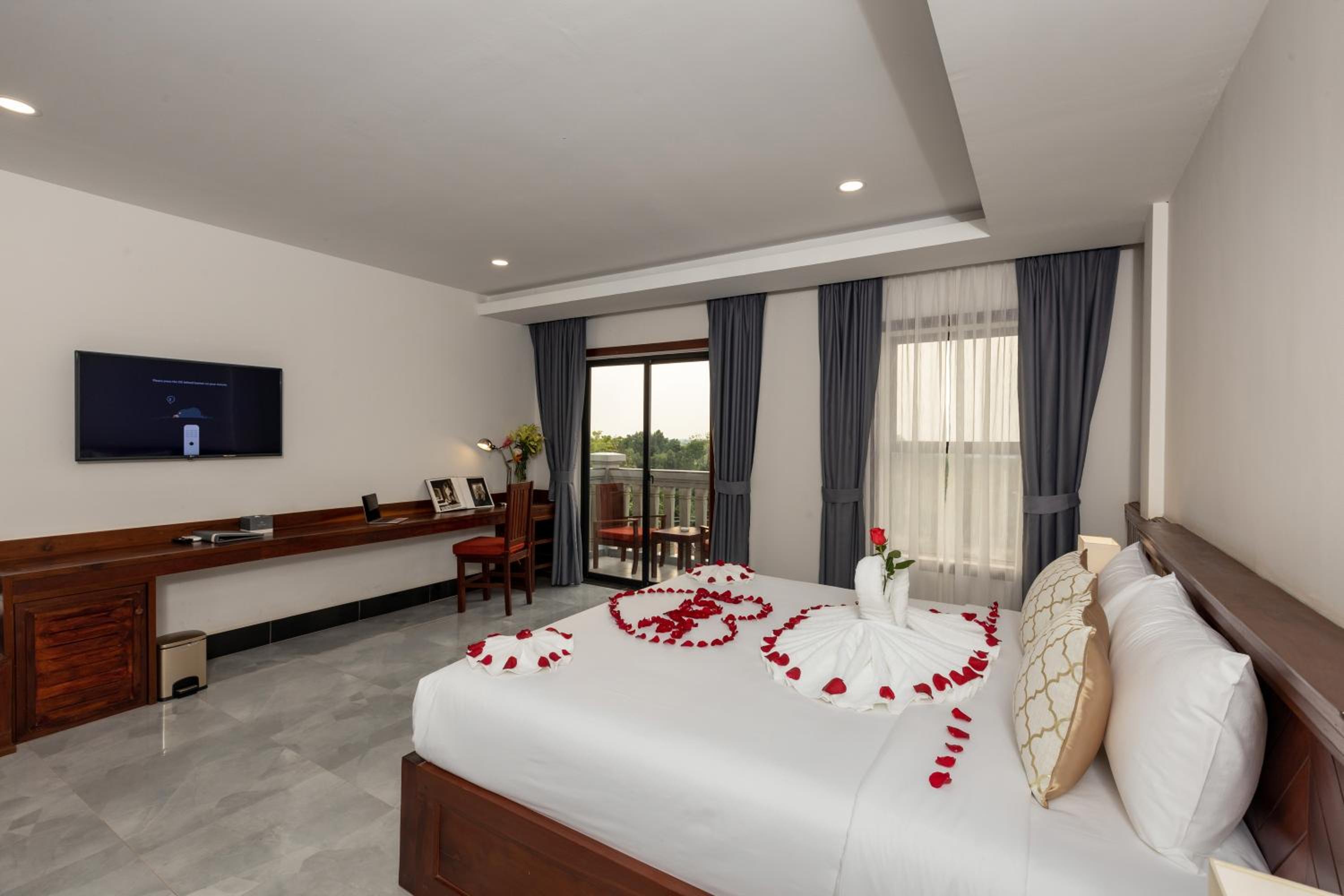 Premier Double Room with Balcony - Free Shuttle to City - Photo 6