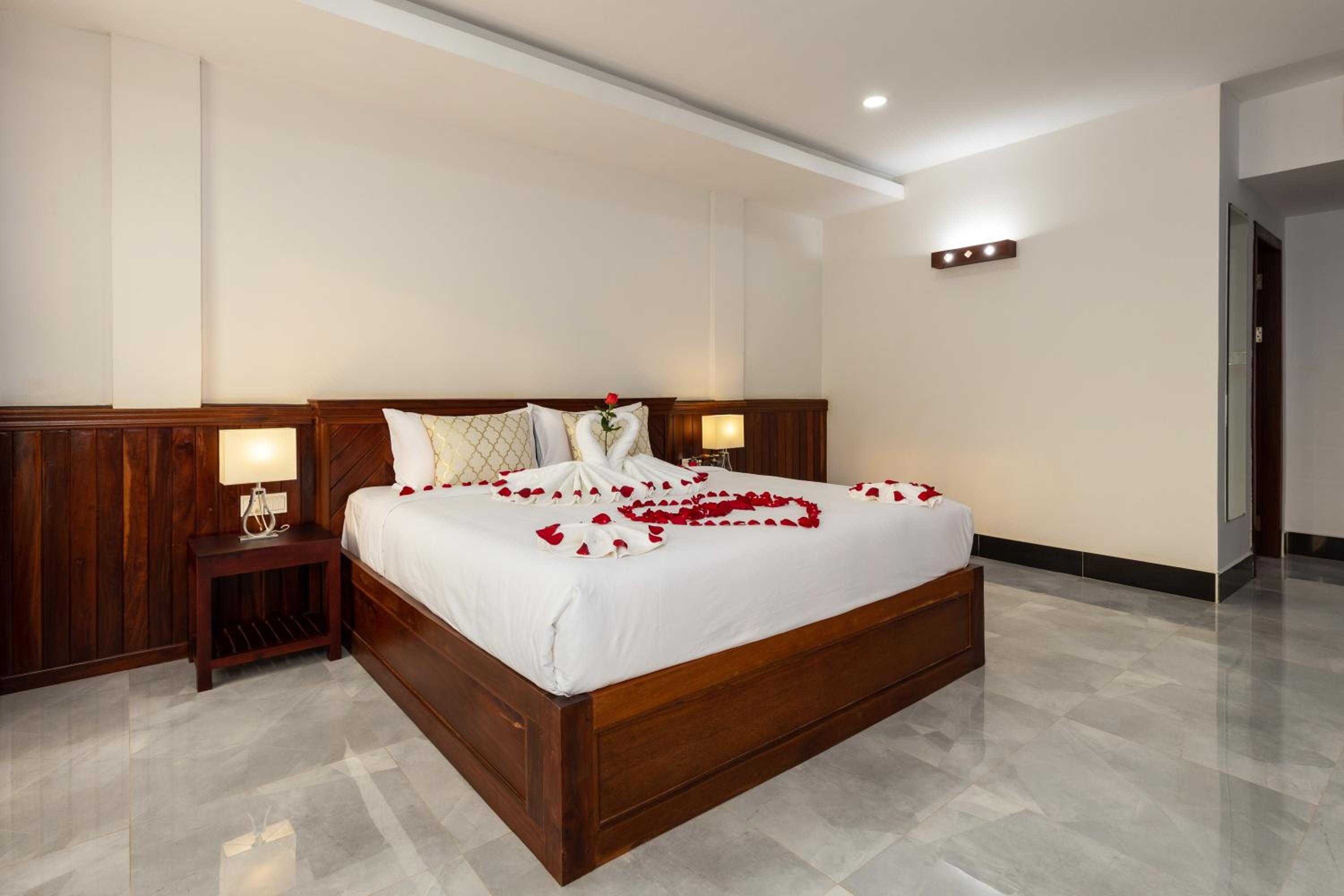 Premier Double Room with Balcony - Free Shuttle to City - Photo 5