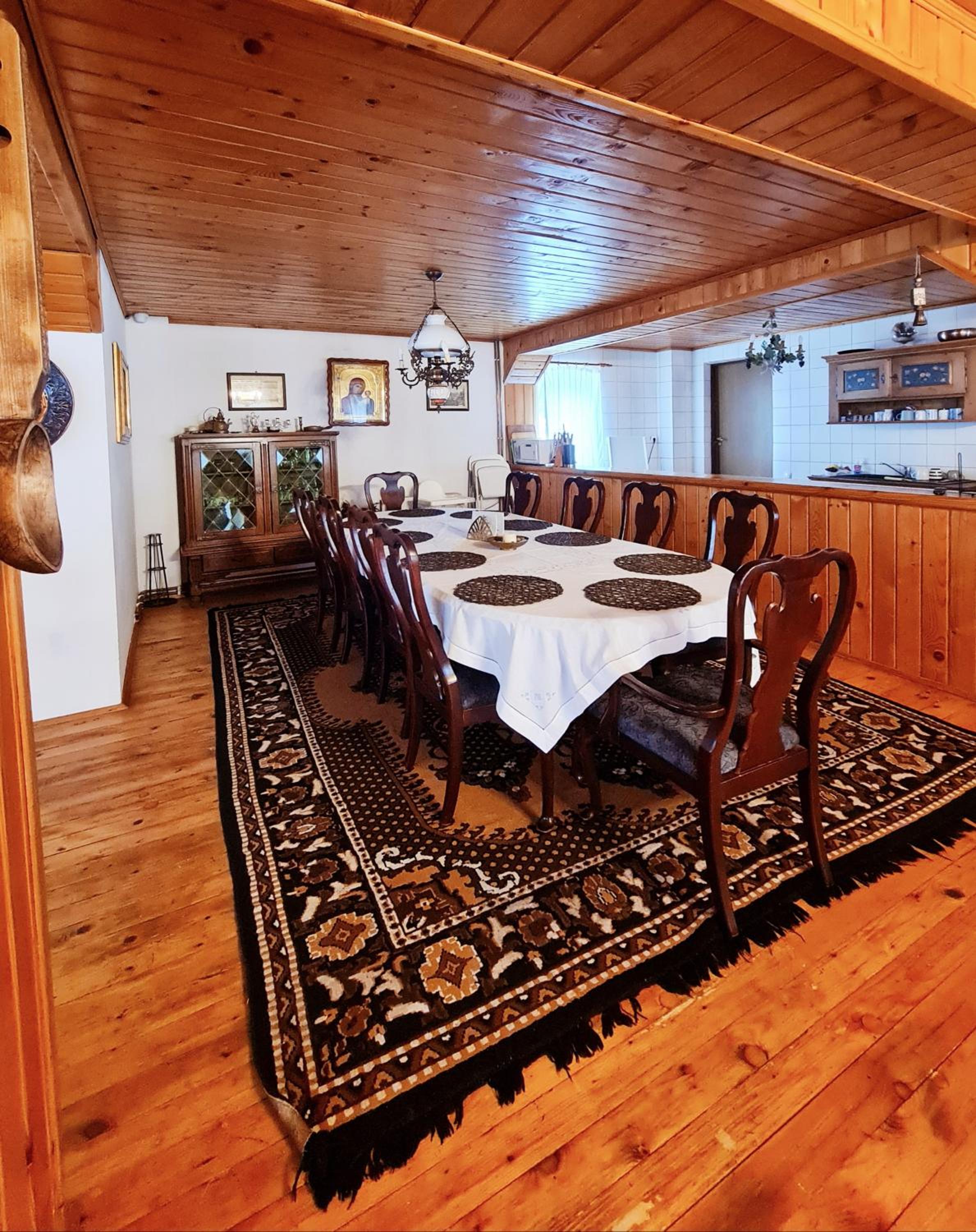 Five-Bedroom House - Photo 9